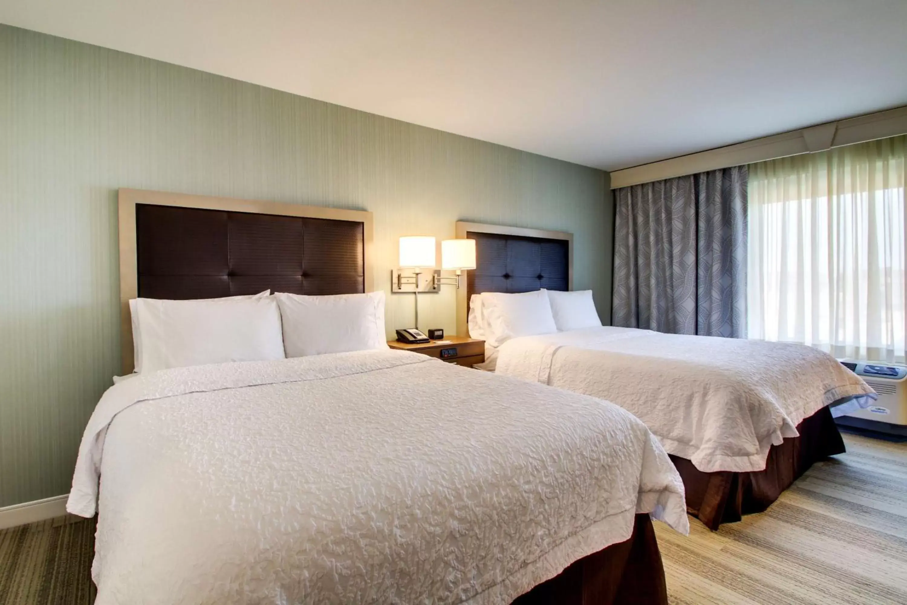 Bed in Hampton Inn & Suites Milwaukee West