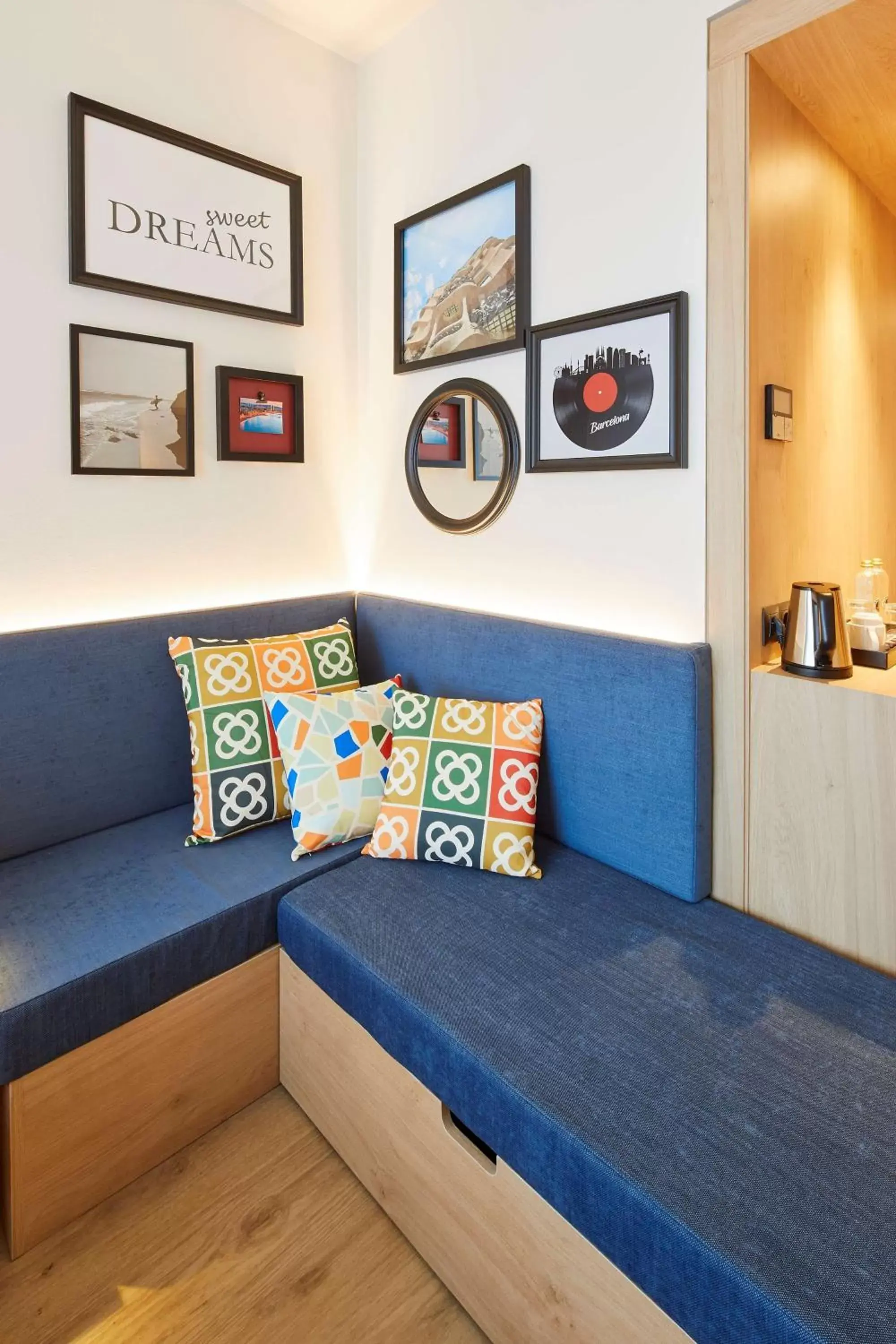 Living room, Bed in Hampton By Hilton Barcelona Fira Gran Via