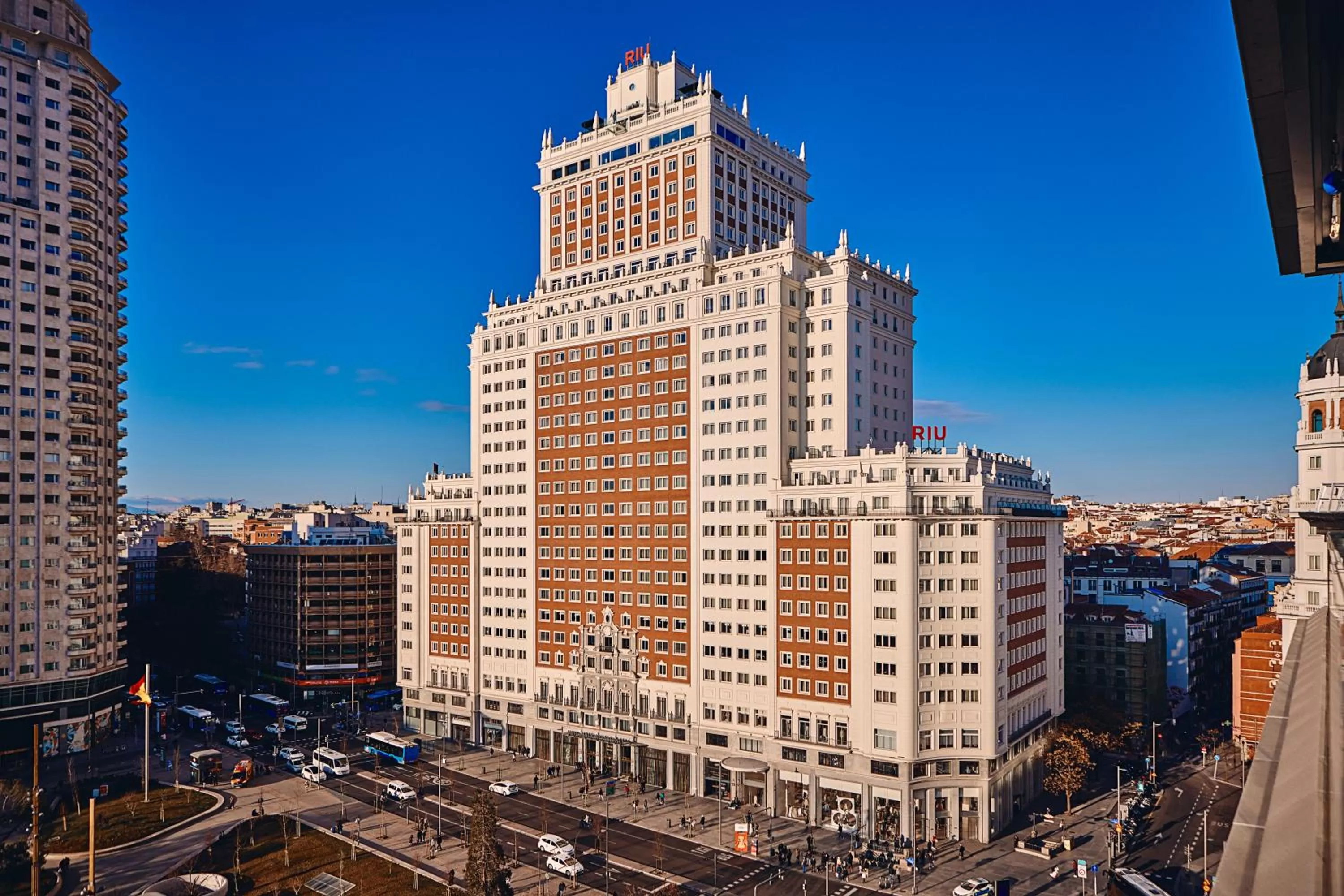 Property building in Riu Plaza España