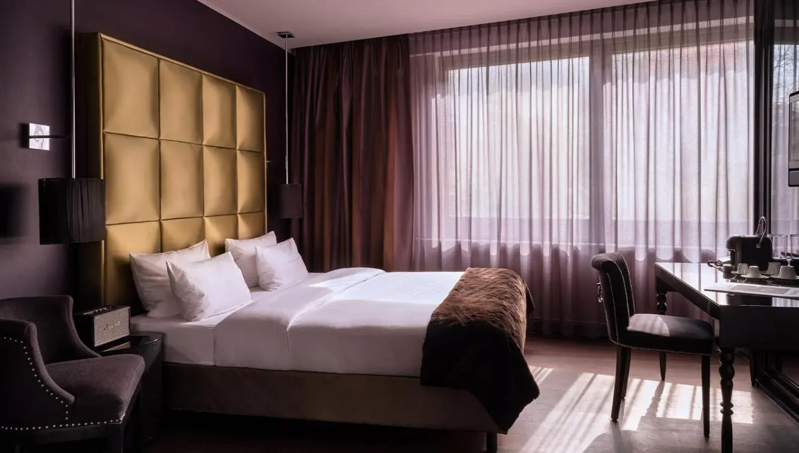 Bed in Roomers Frankfurt The Legend, a member of Design Hotels