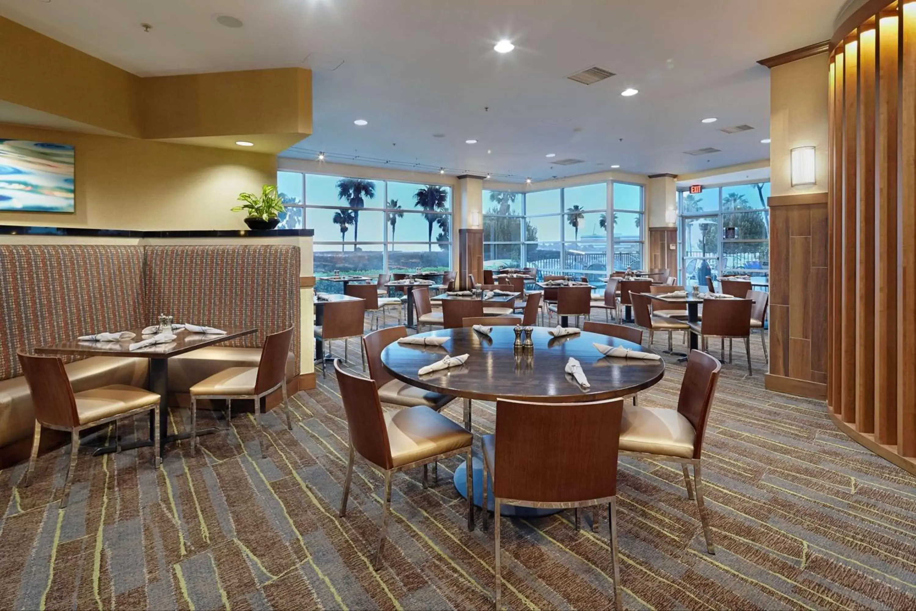 Dining area, Restaurant/Places to Eat in DoubleTree by Hilton San Francisco Airport North Bayfront