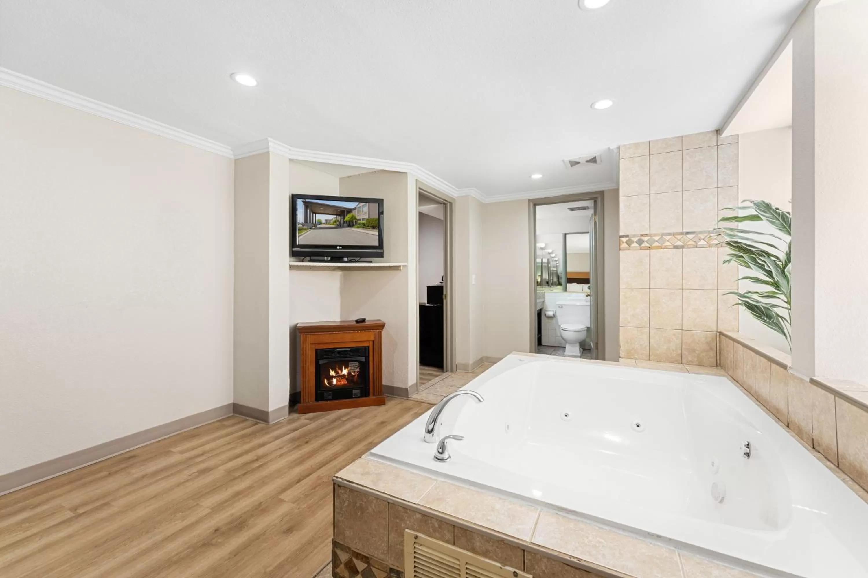 Days Inn & Suites by Wyndham Roseville/Detroit Area