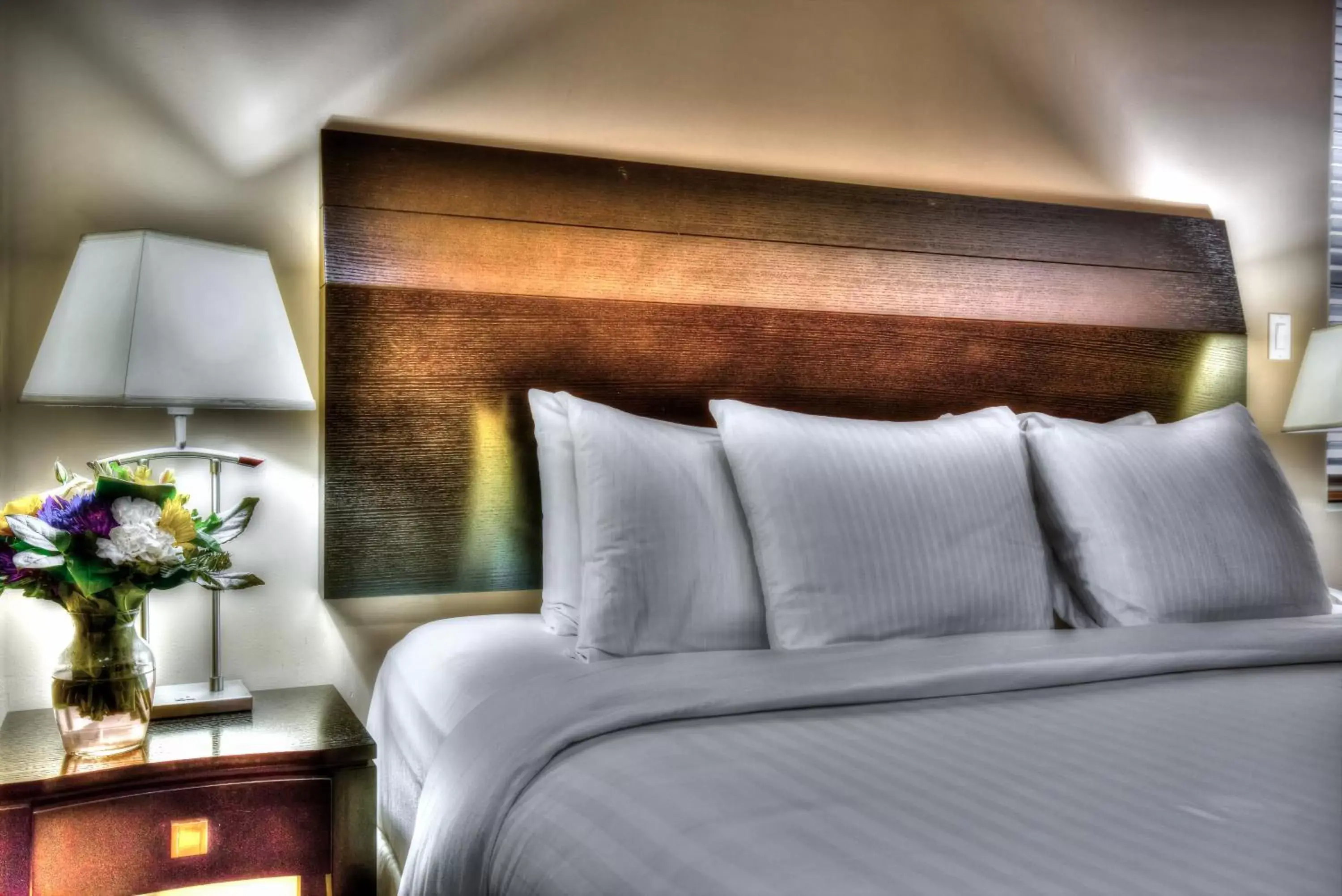 Bed in Podollan Inn & Spa - Grande Prairie