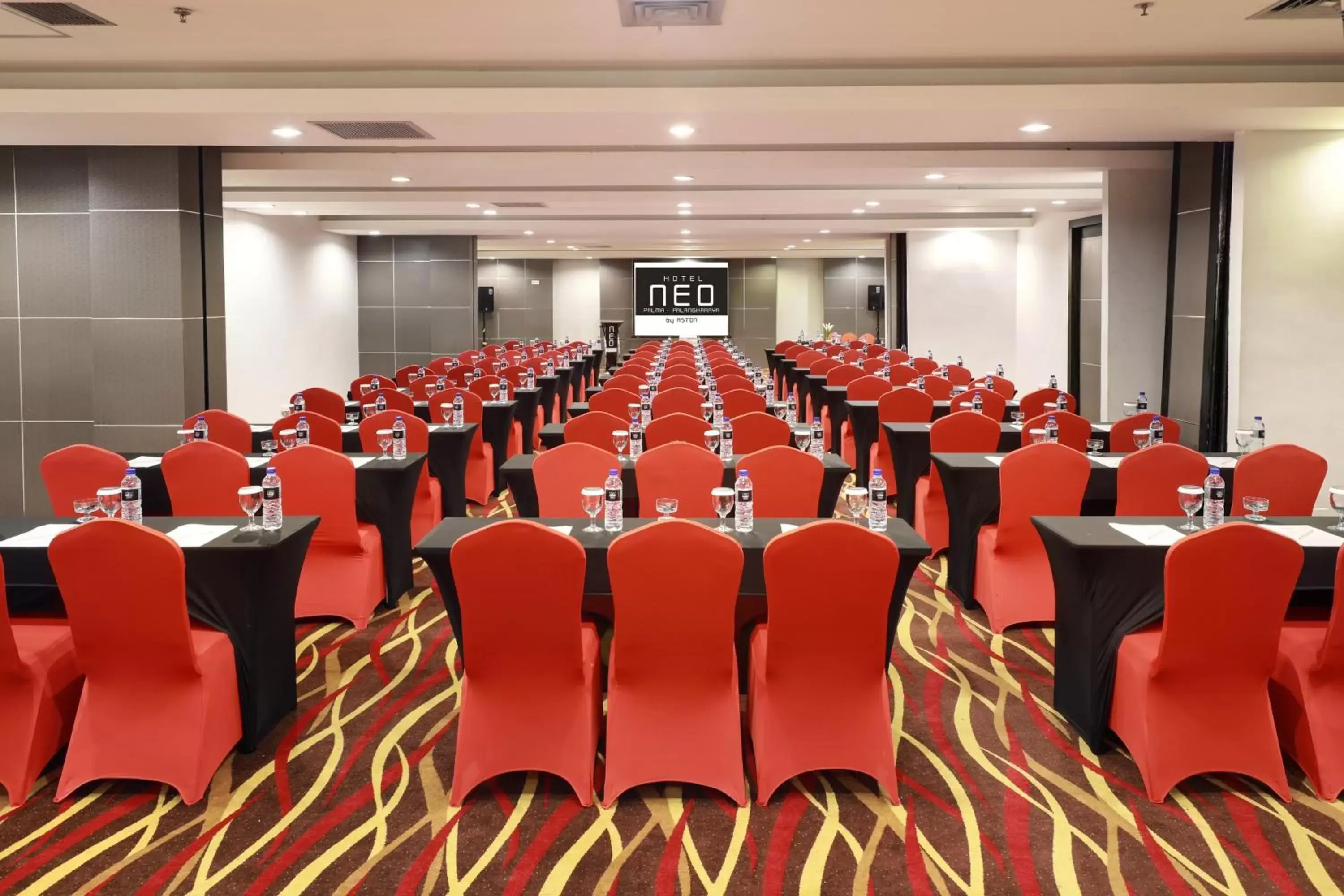 Meeting/conference room in Hotel Neo Palma Palangkaraya by ASTON