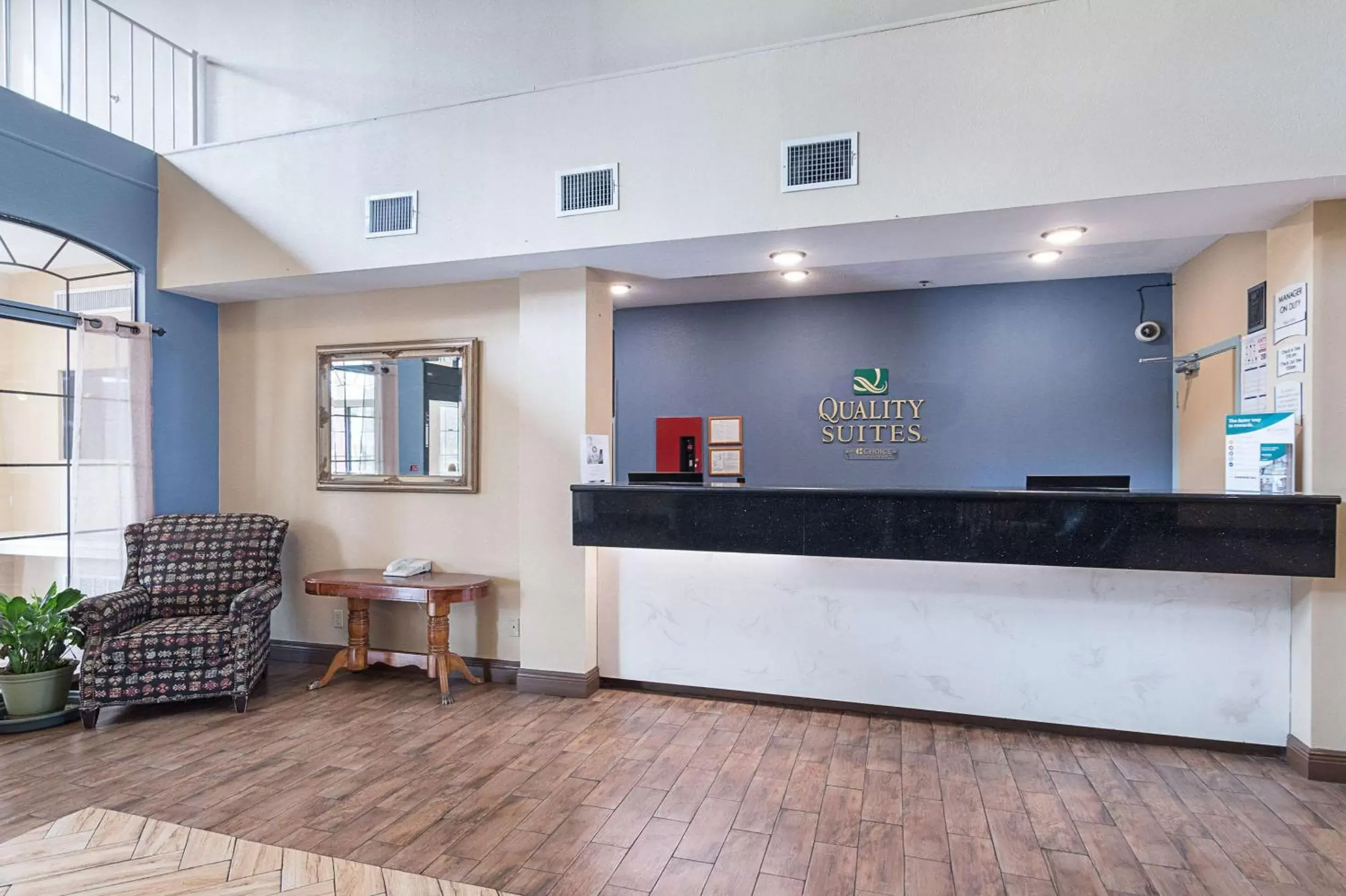 Lobby or reception in Quality Suites Lobby or reception in Quality Suites