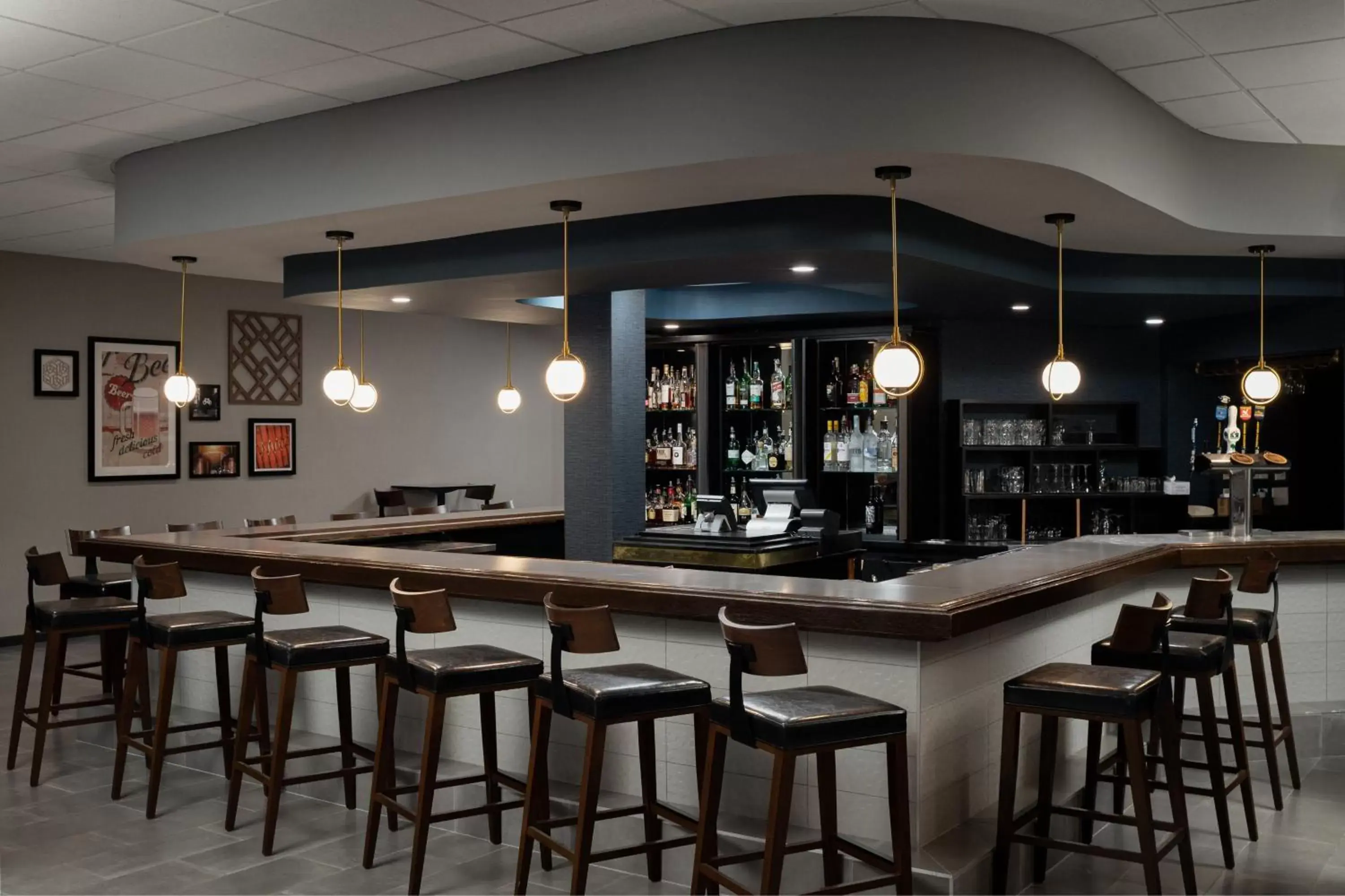 Restaurant/places to eat, Lounge/Bar in Four Points by Sheraton Milwaukee North Shore