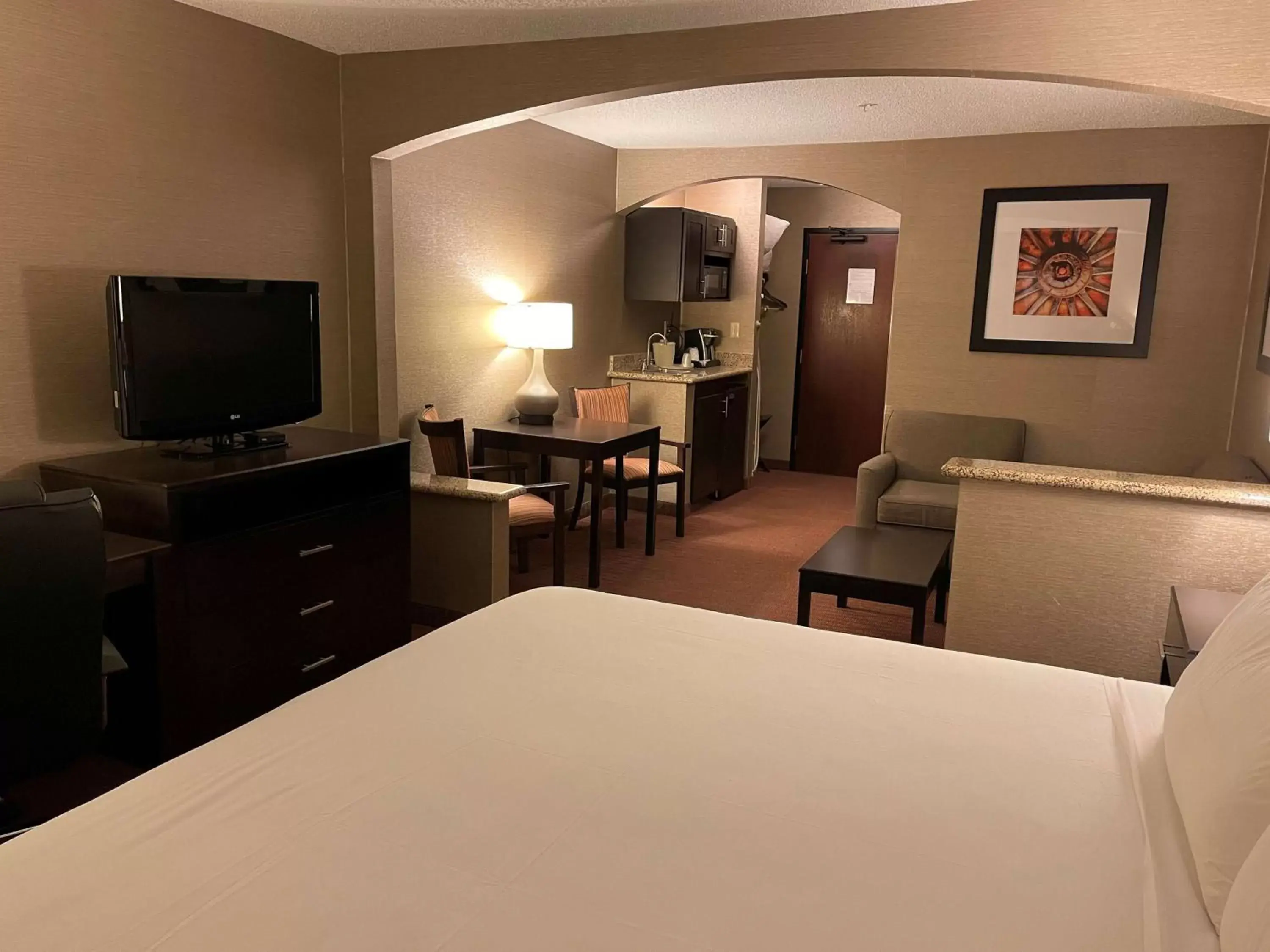 Photo of the whole room, TV/Entertainment Center in Country Inn & Suites by Radisson, Garden City, KS