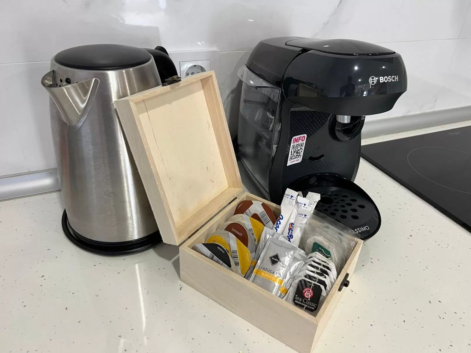 Coffee/tea facilities in Carbonell 1