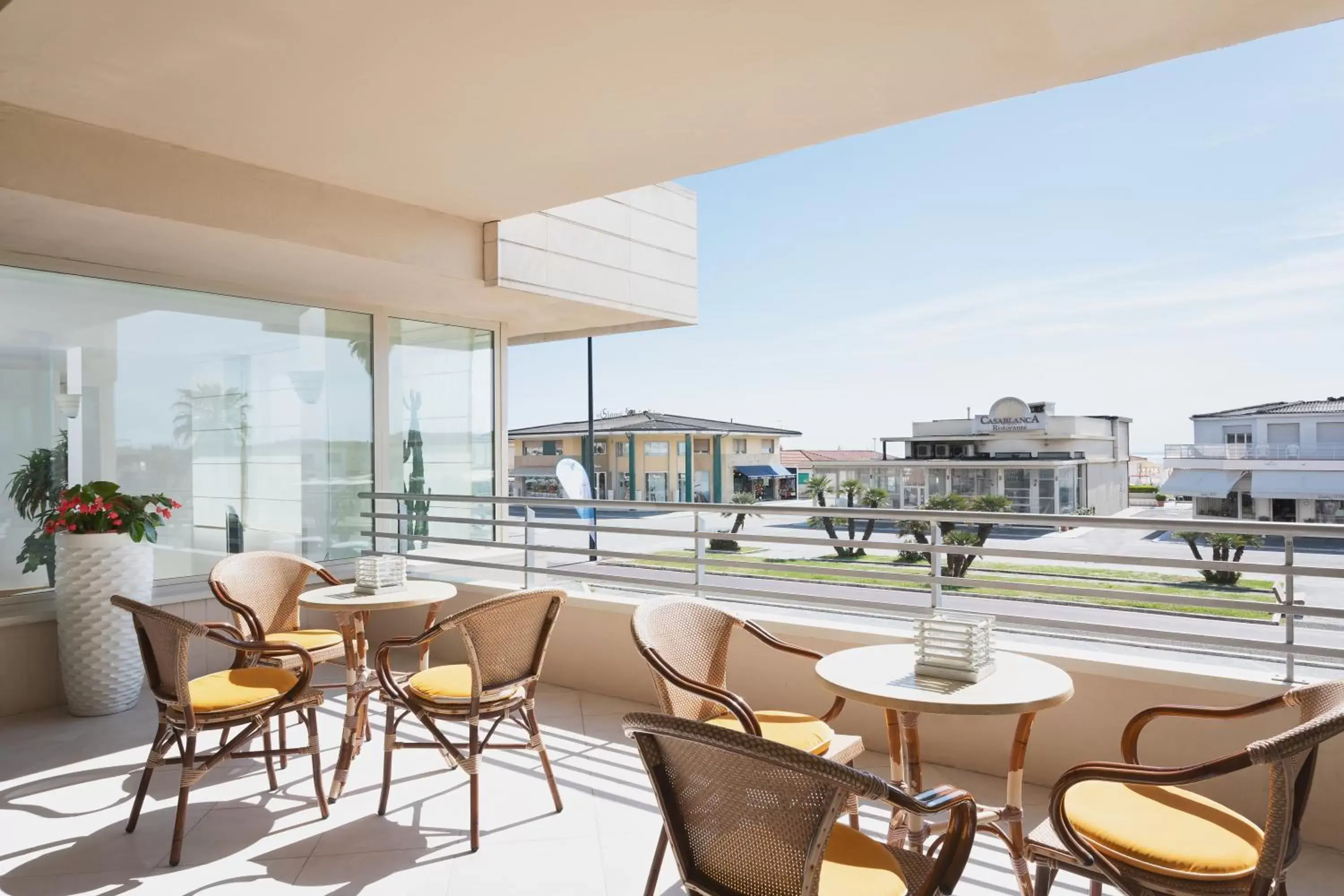 Lounge or bar in Hotel Sina Astor Lounge or bar in Hotel Sina Astor