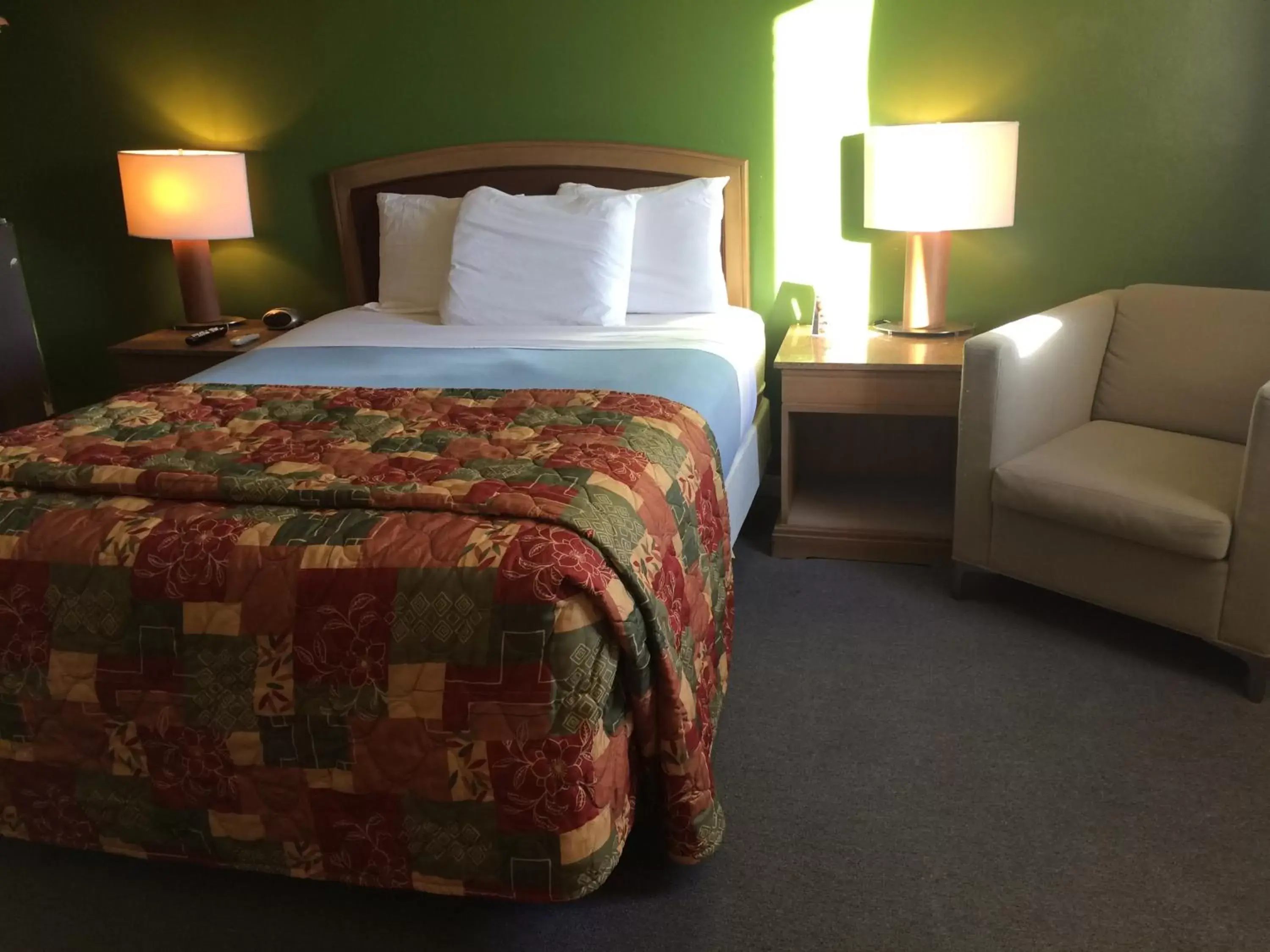 Seating area, Bed in Alamo Motel