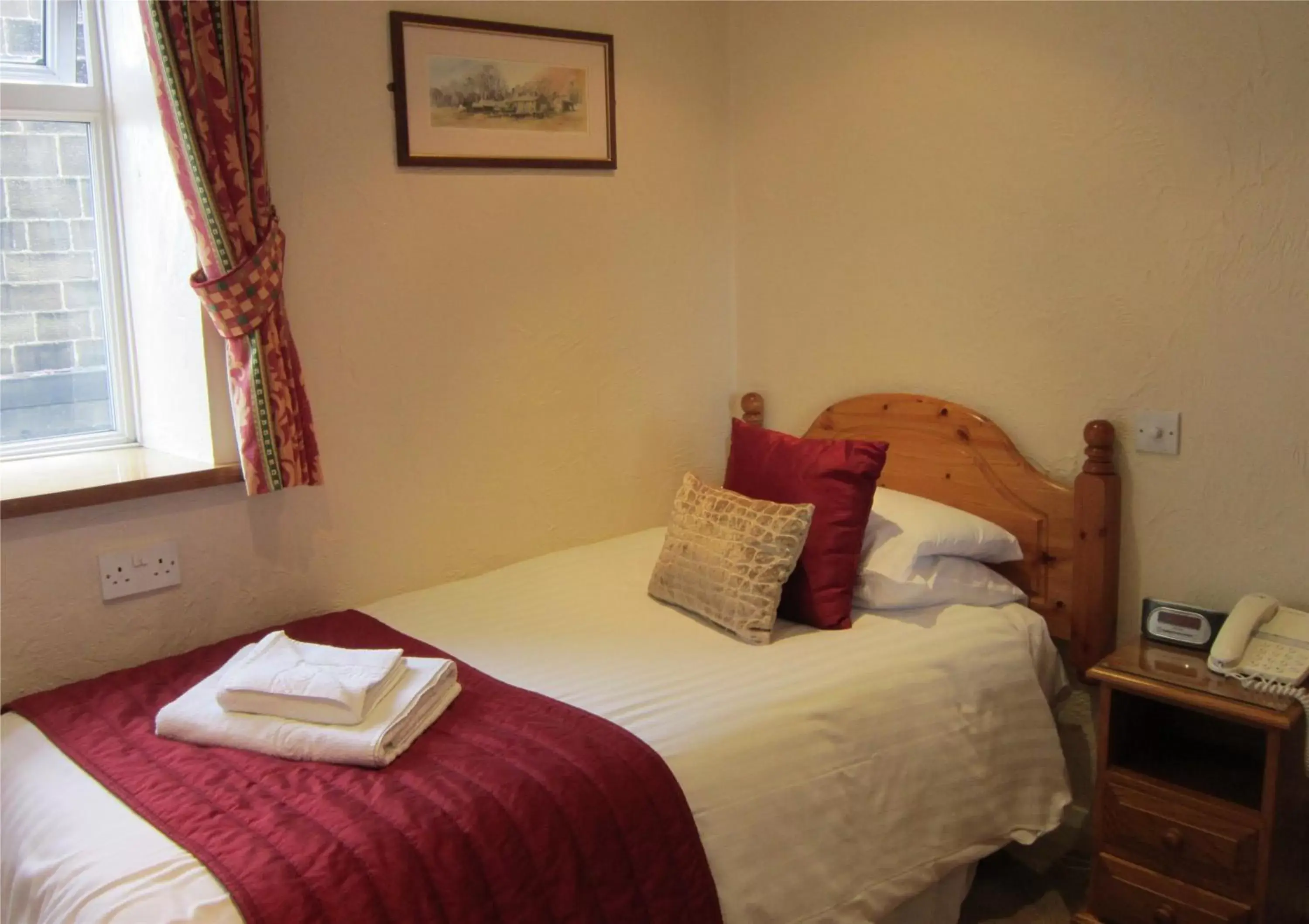 Bedroom, Bed in The Old White Lion Hotel