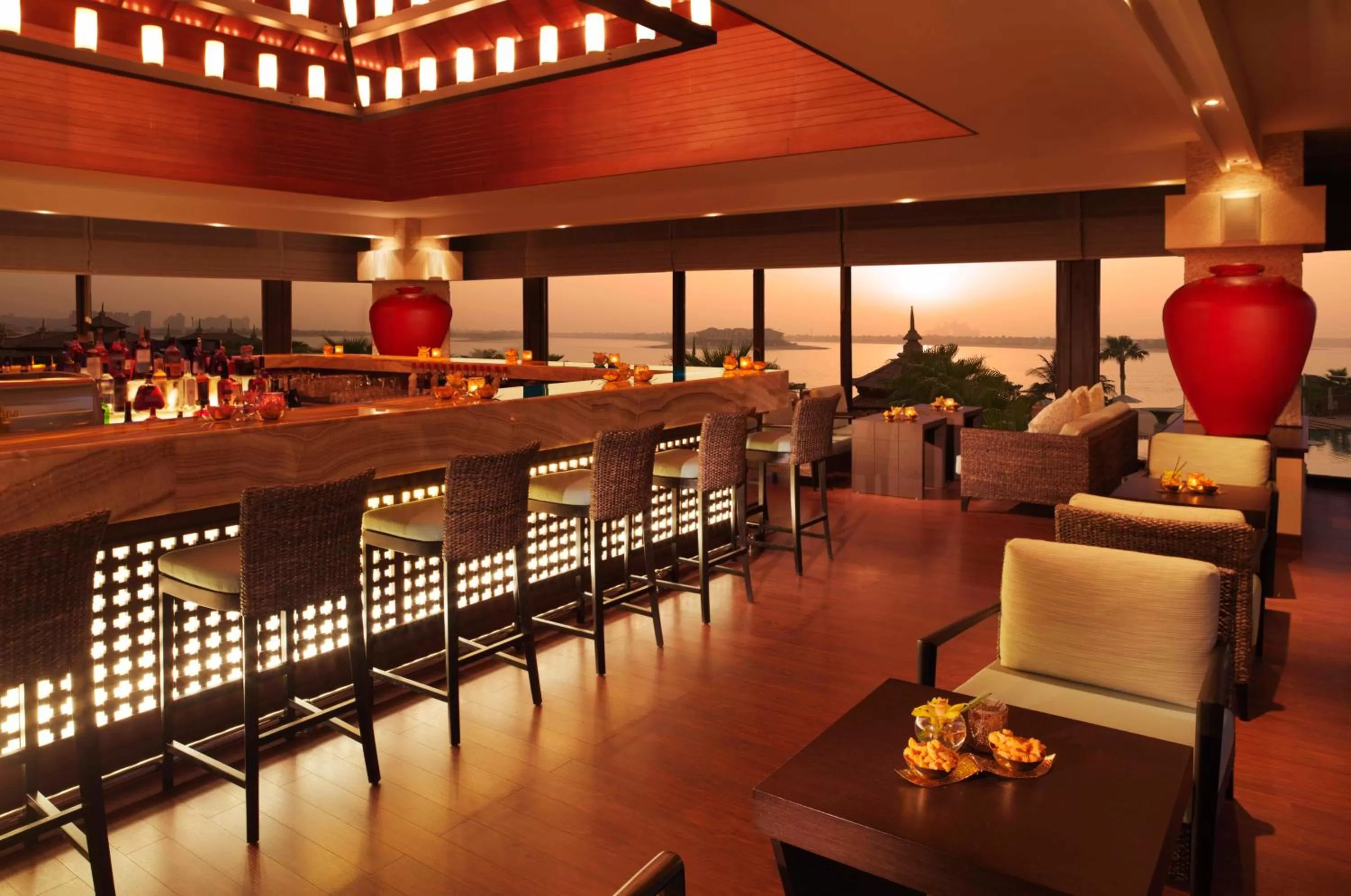 Lounge or bar in Anantara The Palm Dubai Resort