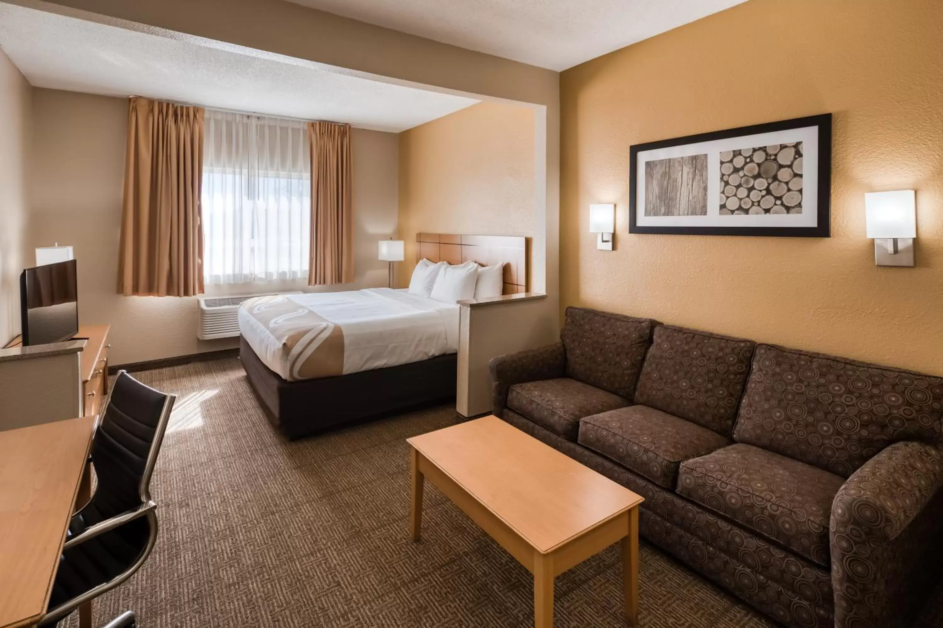 Seating area in Quality Inn & Suites Springfield Southwest near I-72