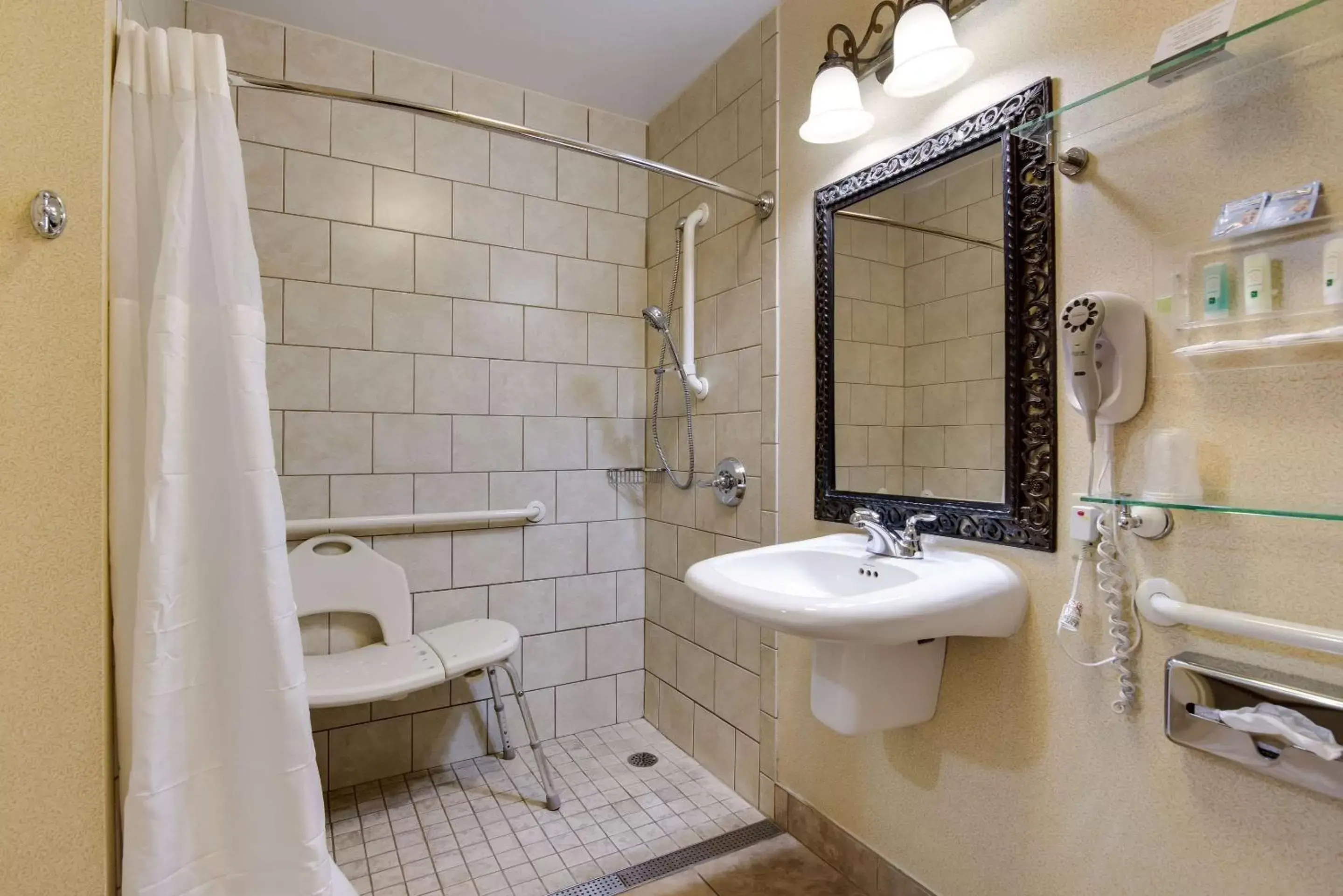Bedroom, Bathroom in Quality Inn Oneonta Cooperstown Area