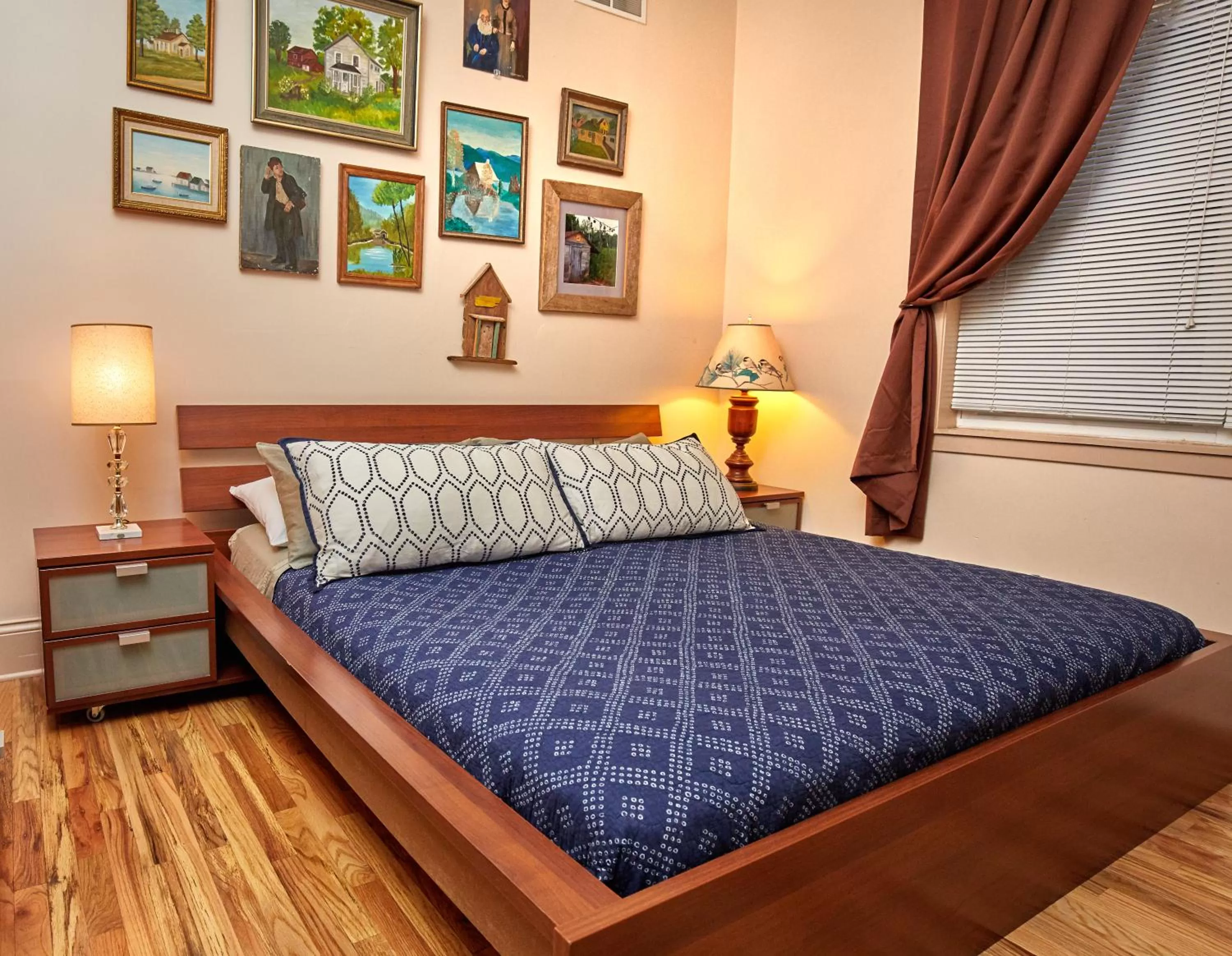 TV and multimedia, Bed in Ray's Bucktown Bed and Breakfast