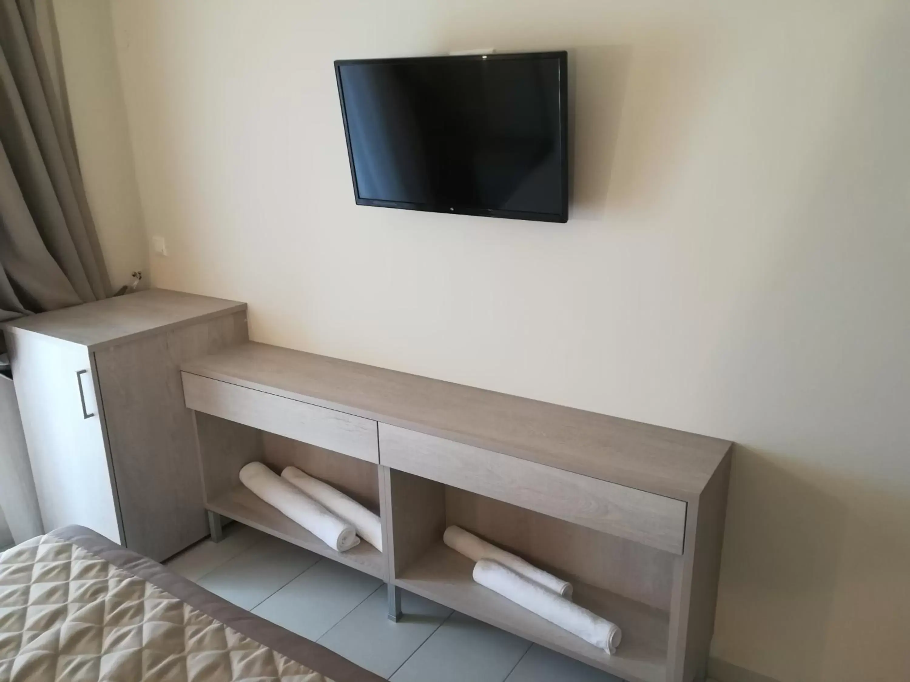 TV/Entertainment Center in marilena