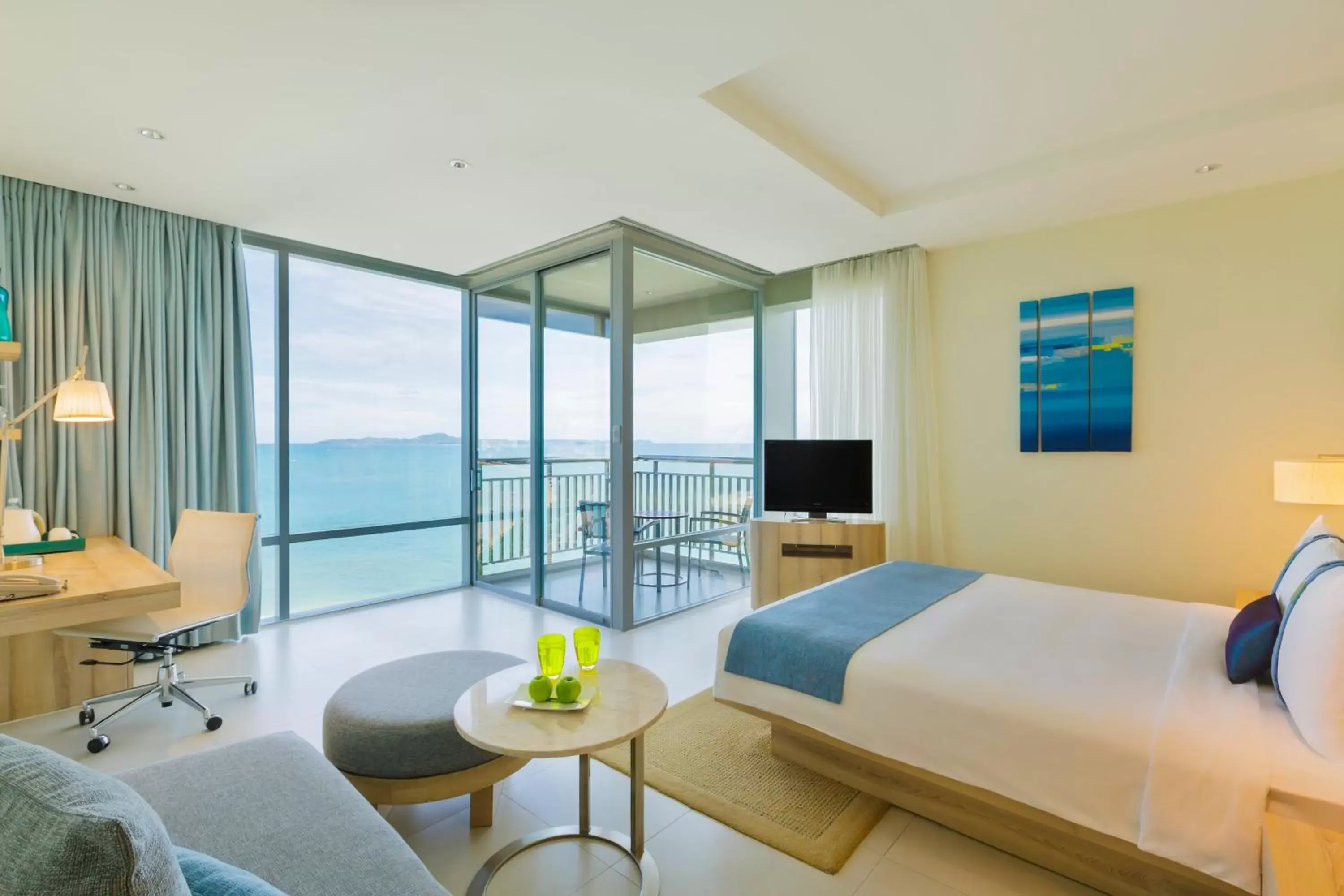Photo of the whole room, Sea View in Holiday Inn Pattaya, an IHG Hotel