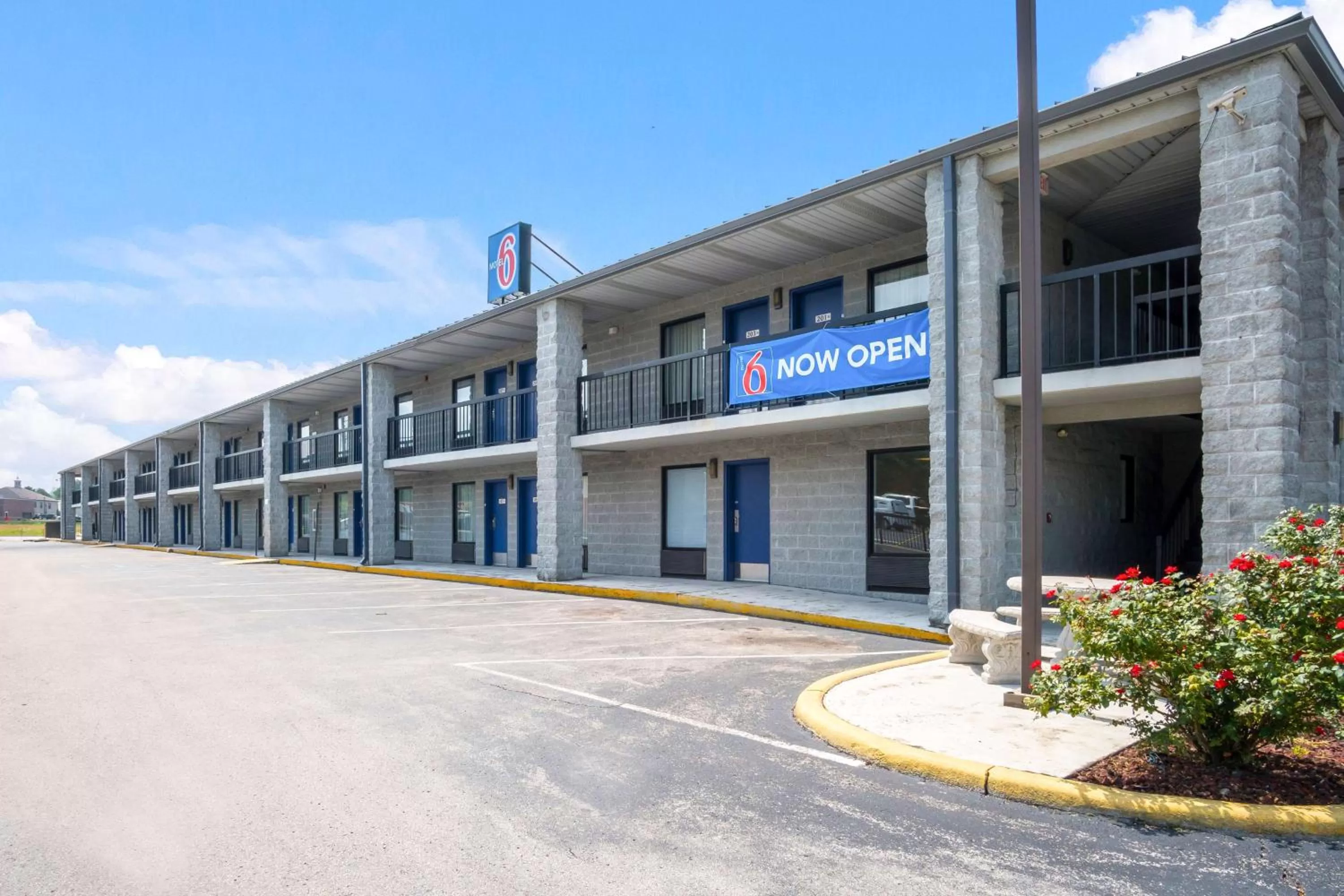 Property building in Motel 6-London, KY