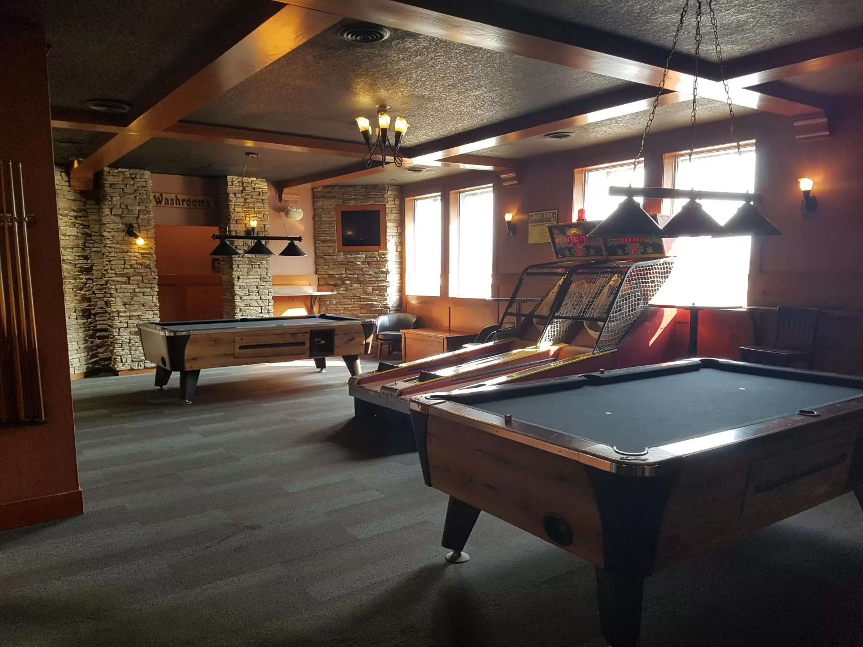 Communal lounge/ TV room, Billiards in Twin Pine Inn & Suites