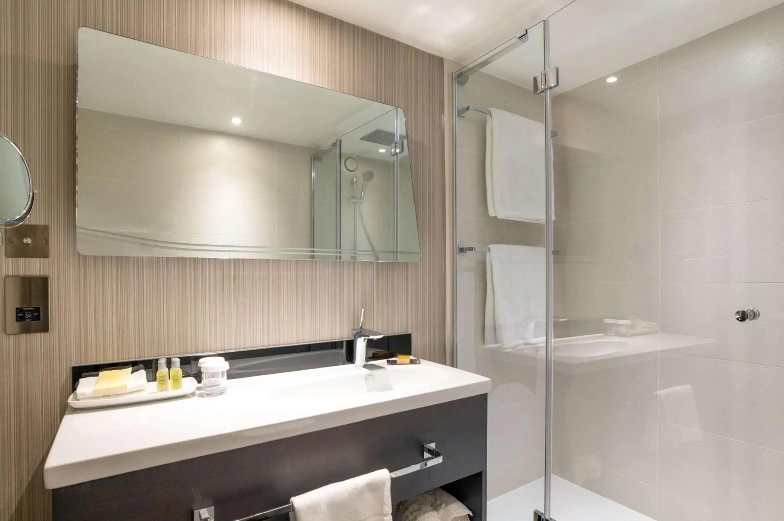 Bathroom in Hilton London Heathrow Airport Bathroom in Hilton London Heathrow Airport