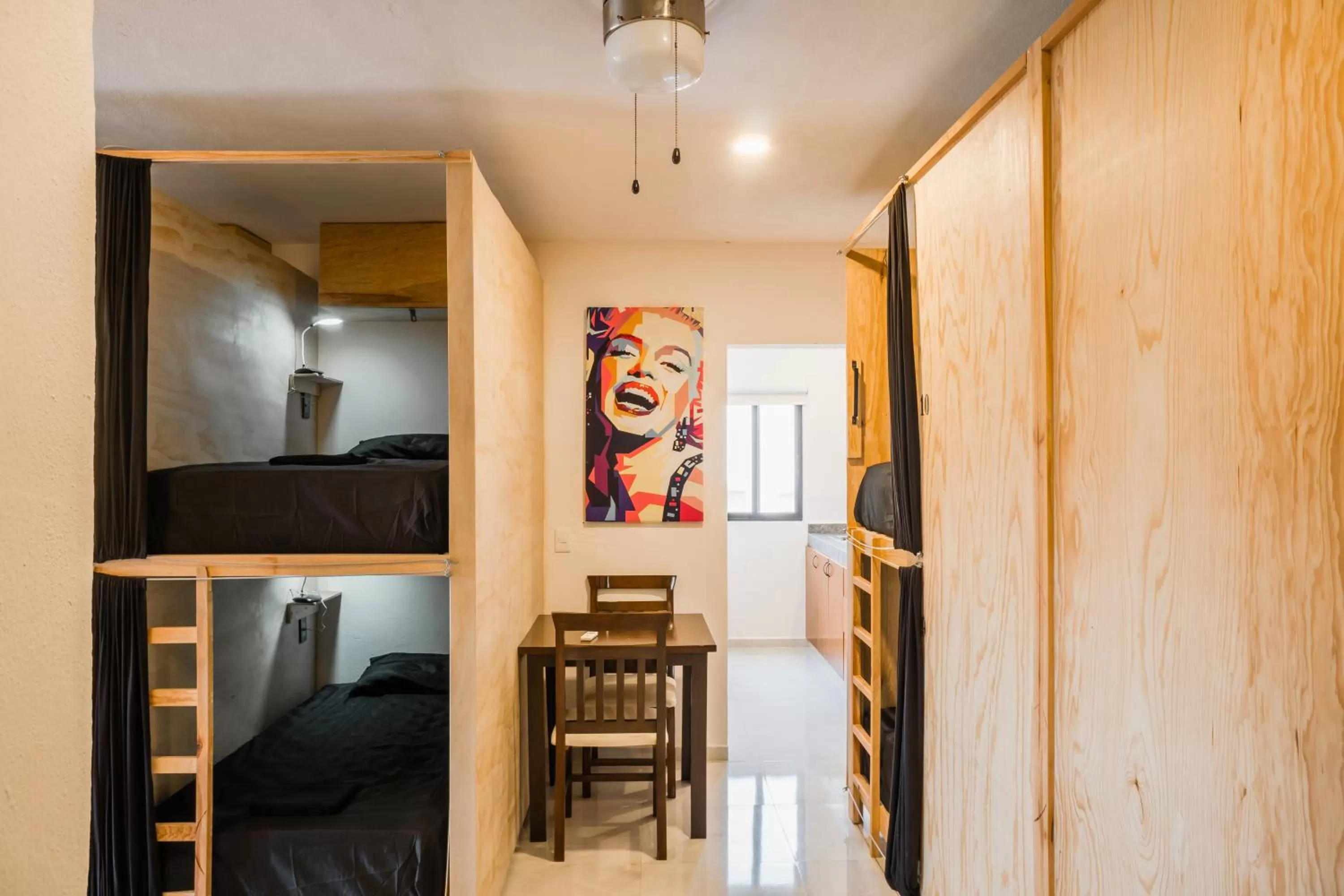 Dining area, Bunk Bed in Maui hostel playa del carmen