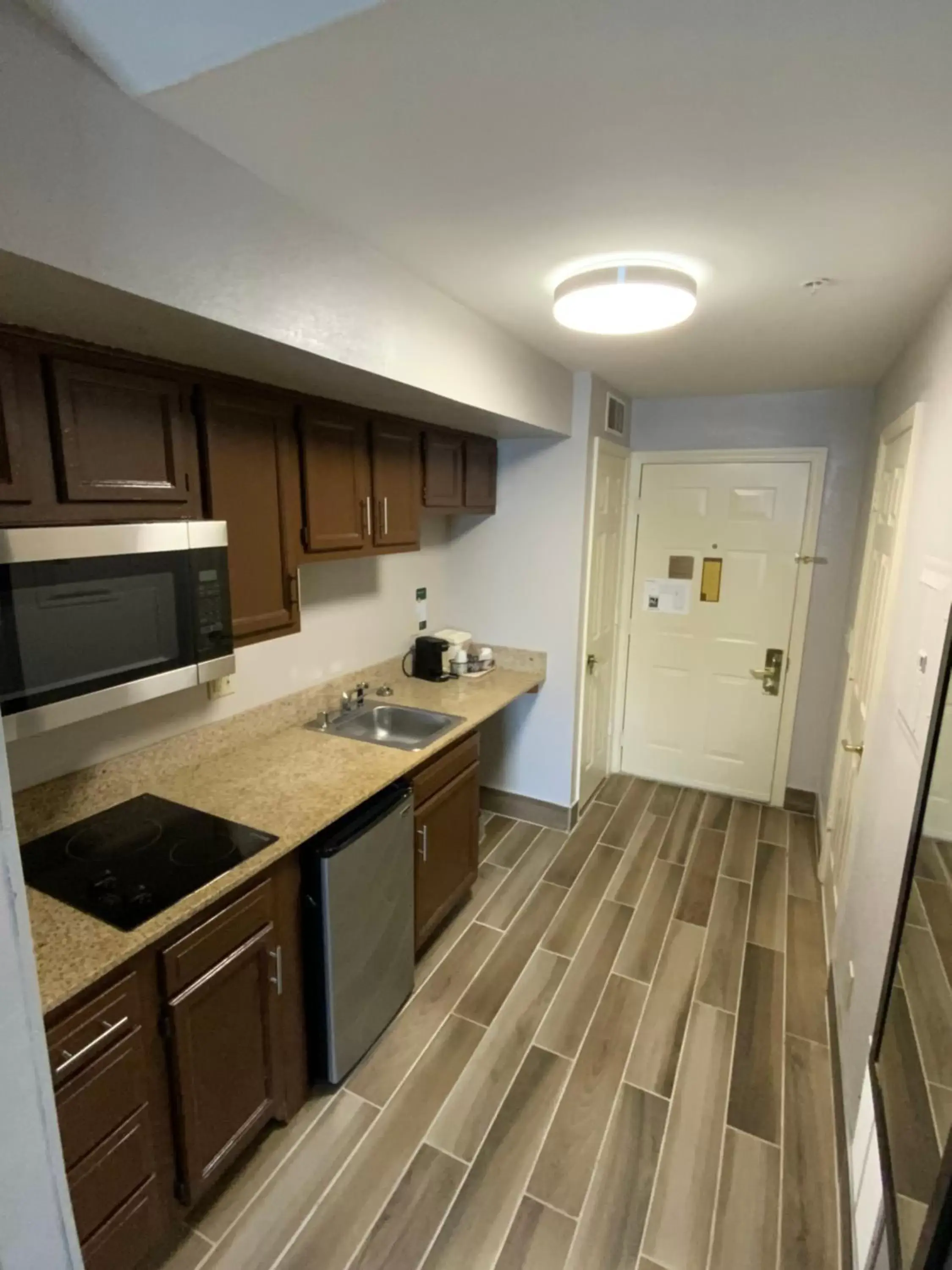 Kitchen/Kitchenette in Quality Inn & Suites University/Airport