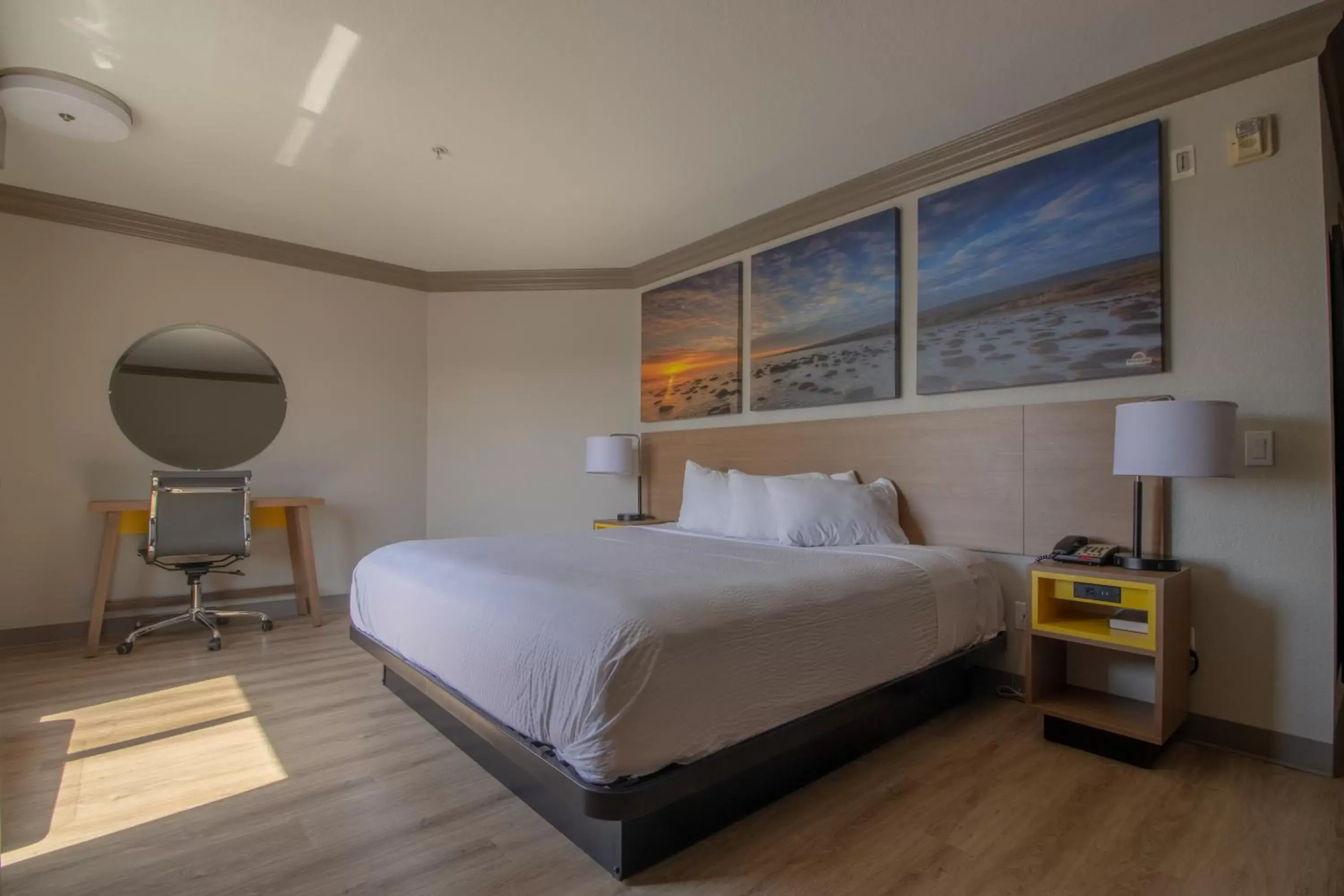 Bedroom, Bed in Days Inn by Wyndham Carlsbad