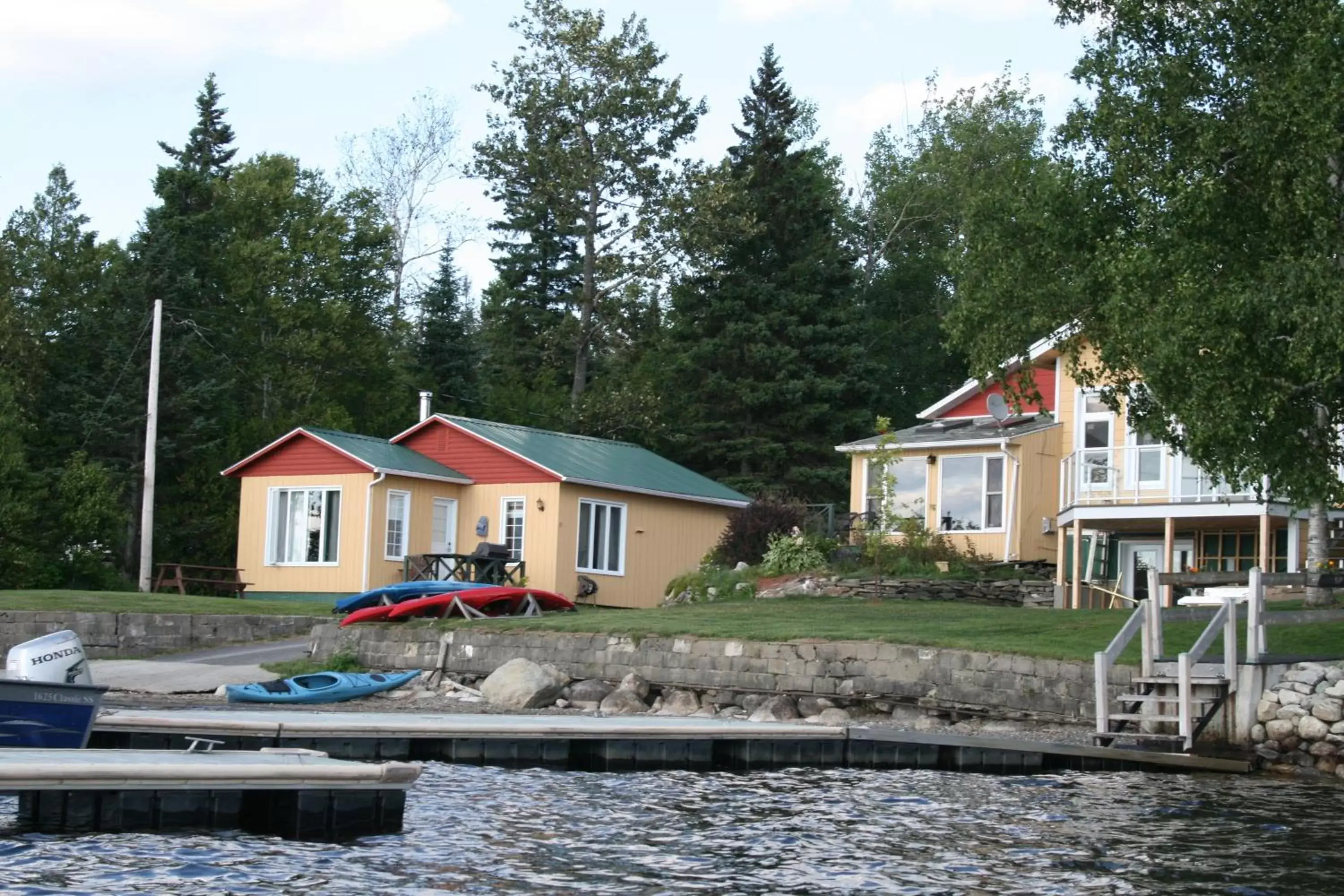 Beach, Property Building in Auberge et Chalets sur le Lac