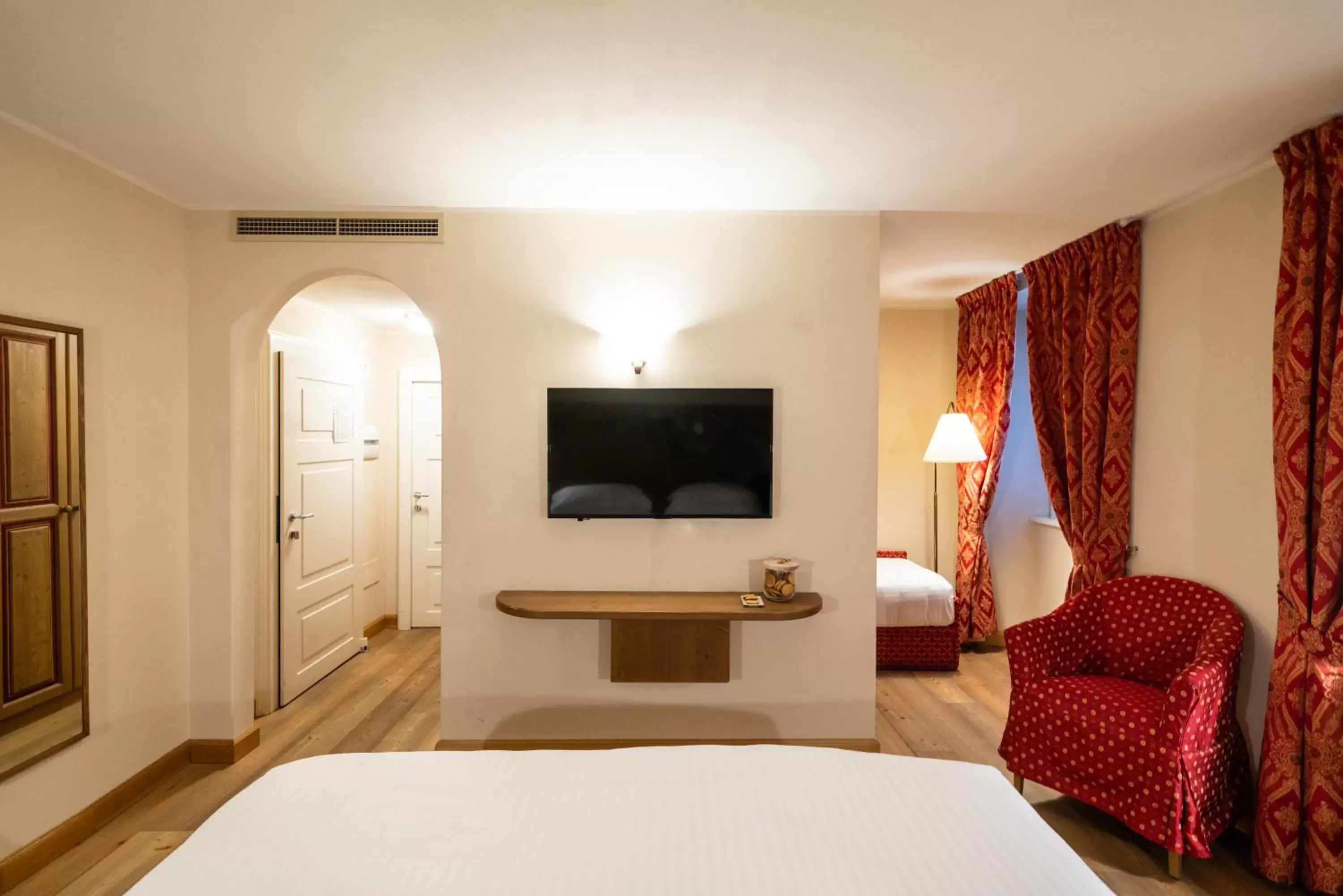 Bed, TV/Entertainment Center in QC Terme Hotel Bagni Vecchi