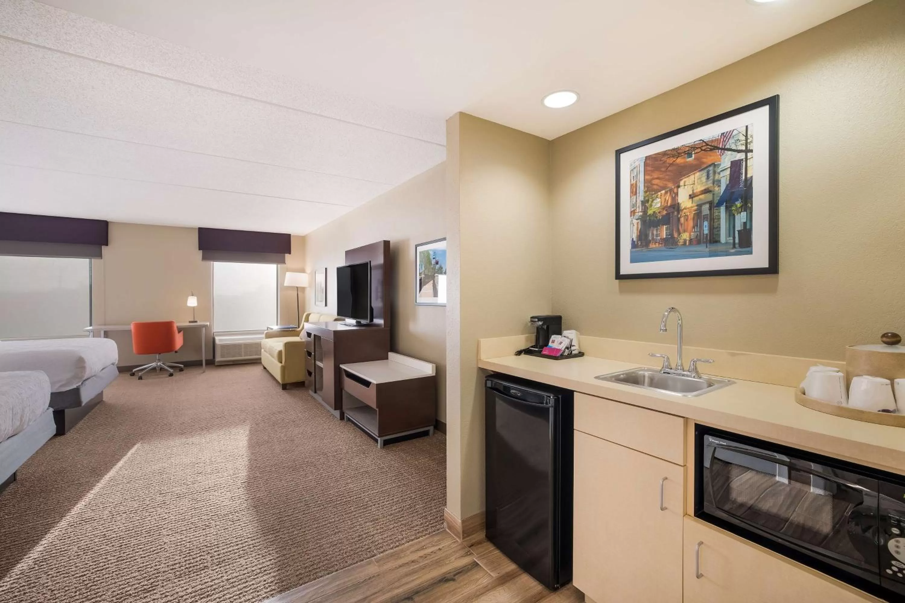 Living room, Bed in Hampton Inn McHenry