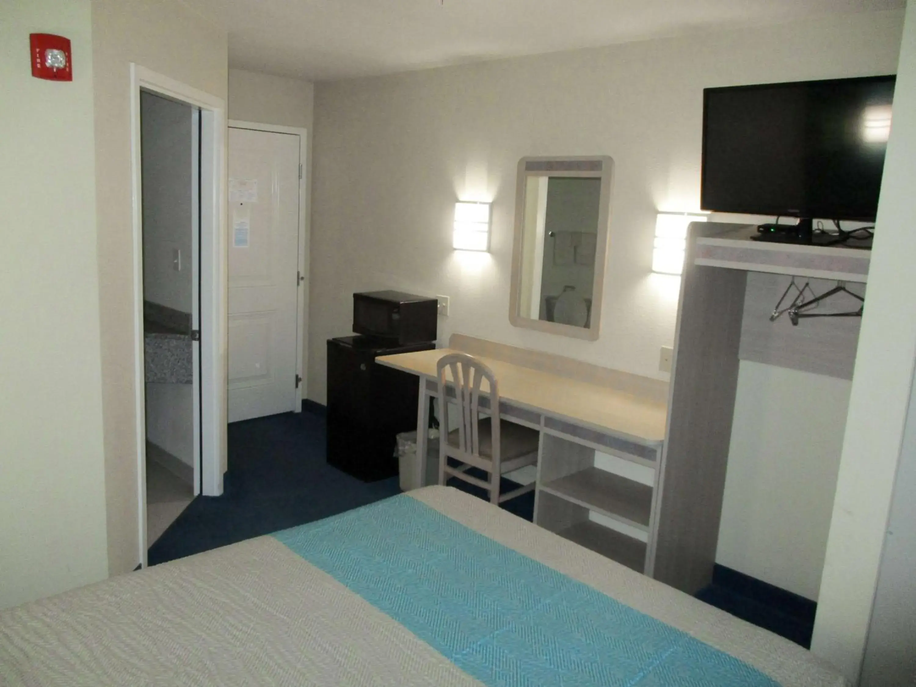 TV and multimedia, TV/Entertainment Center in Motel 6-Kingdom City, MO