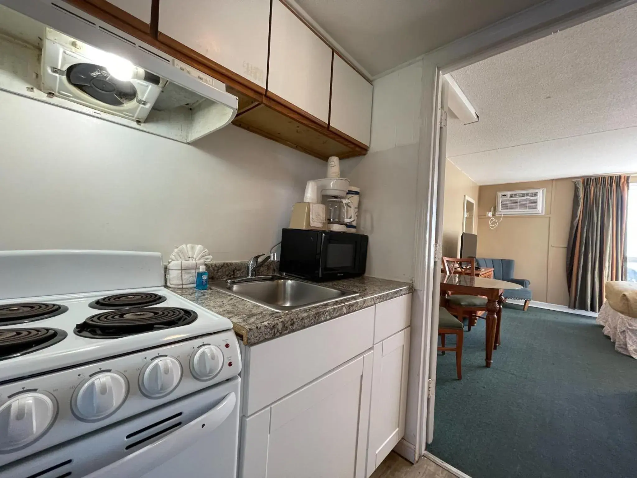 Kitchen/Kitchenette in Polynesian Oceanfront Hotel