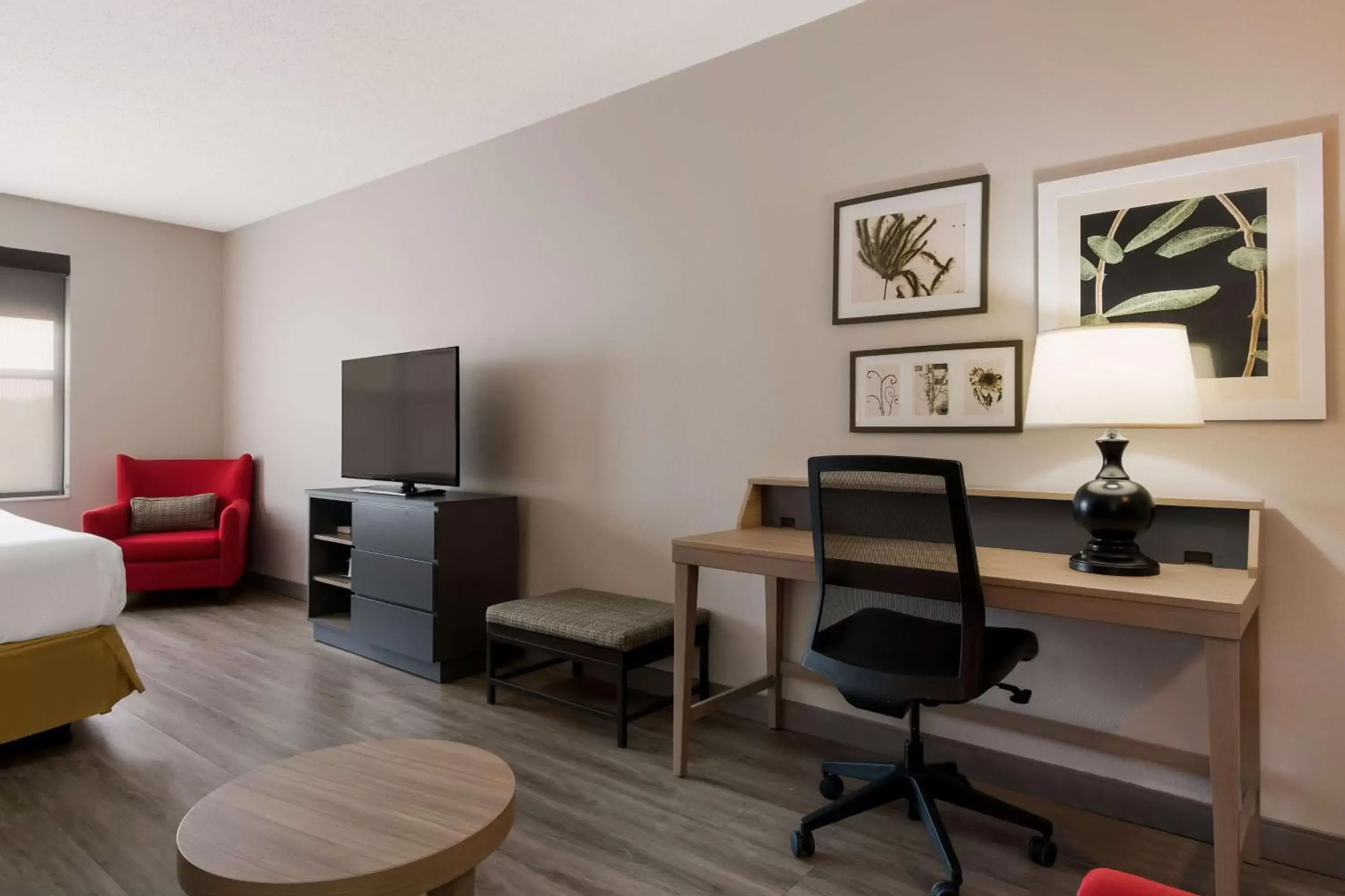 Photo of the whole room, TV/Entertainment Center in Country Inn & Suites by Radisson, Harrisburg Northeast (Hershey), PA