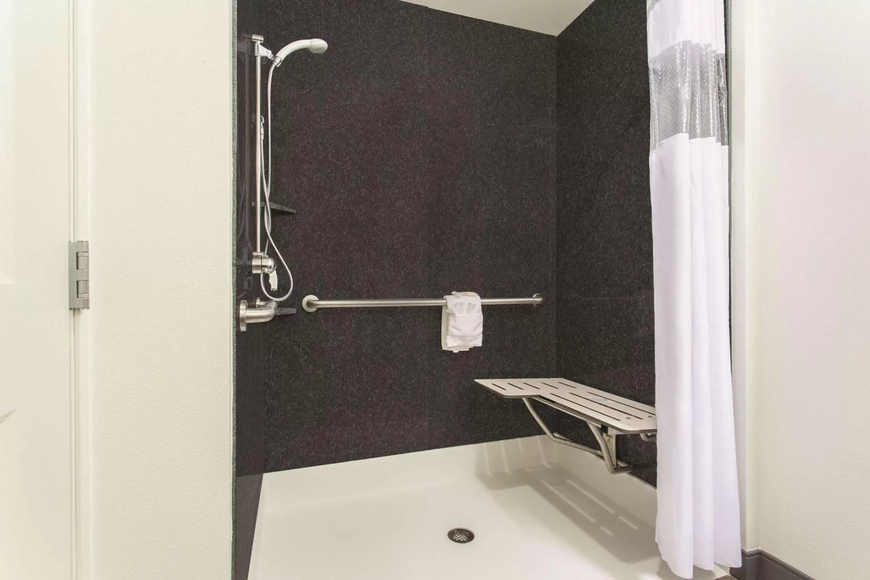 King Room with Bath Tub - Mobility Accessible/Non-Smoking in La Quinta by Wyndham Tumwater - Olympia