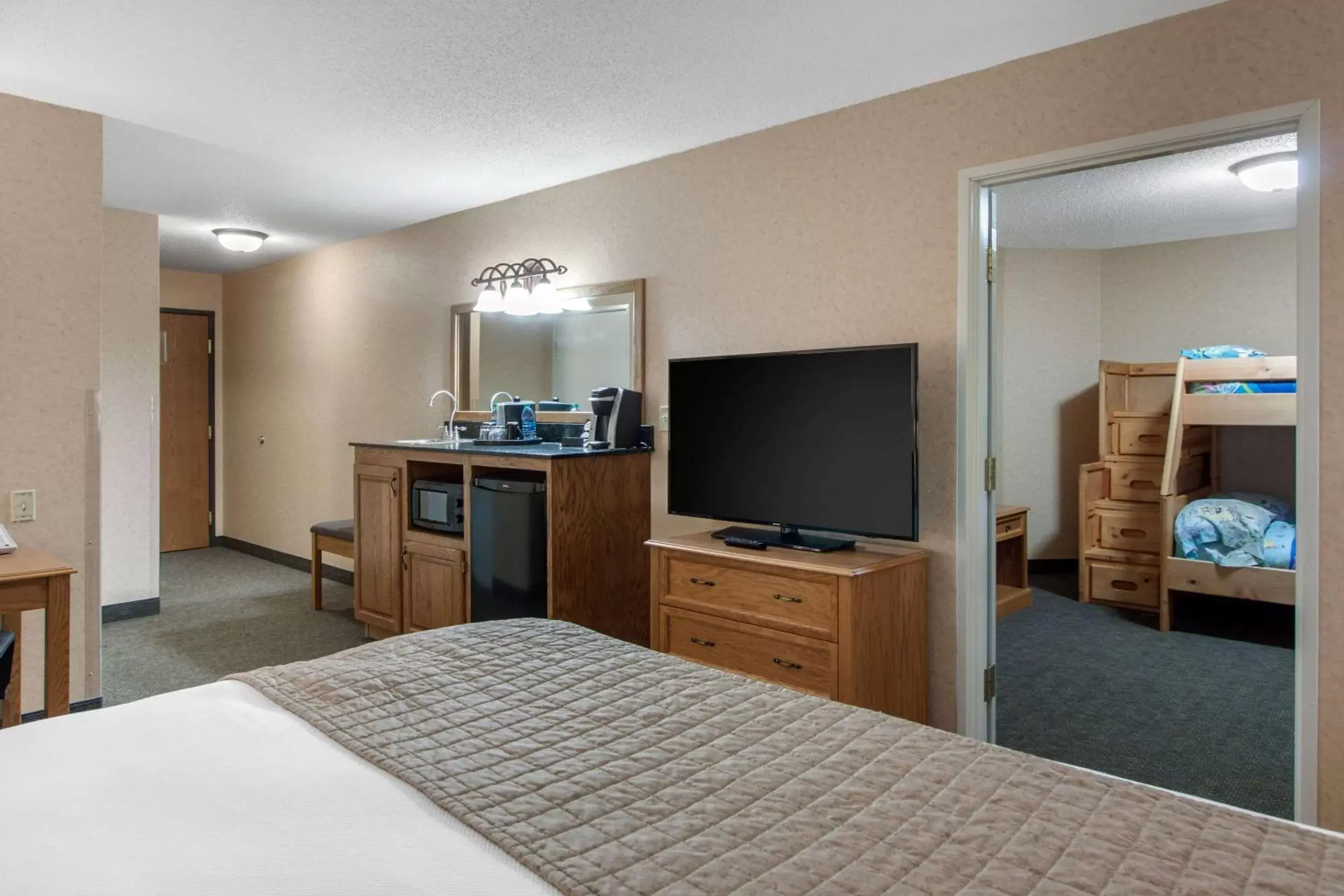 Photo of the whole room, TV/Entertainment Center in Norfolk Lodge & Suites, Ascend Hotel Collection
