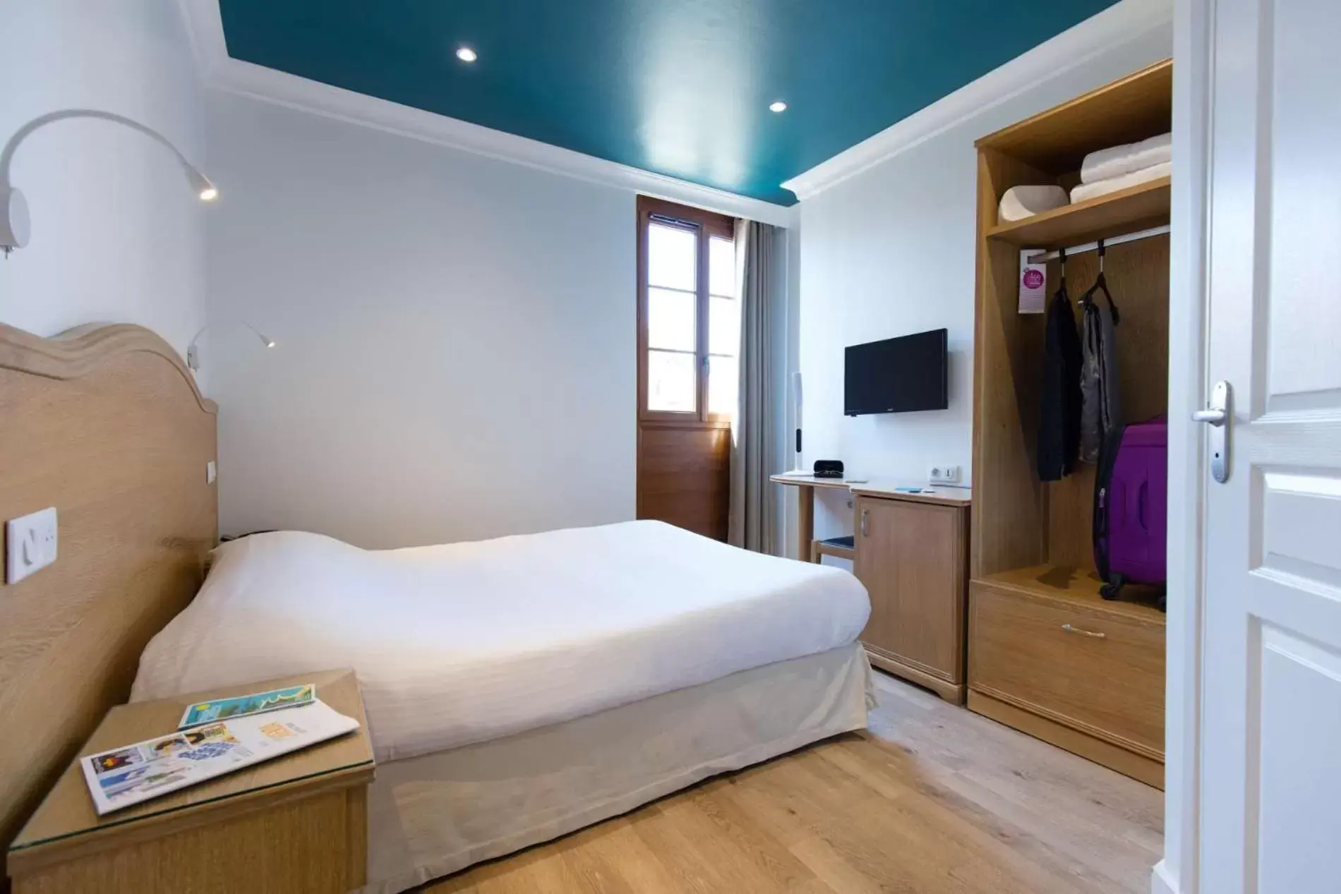 Bedroom in The Originals Boutique, Grand Hôtel de la Gare, Toulon