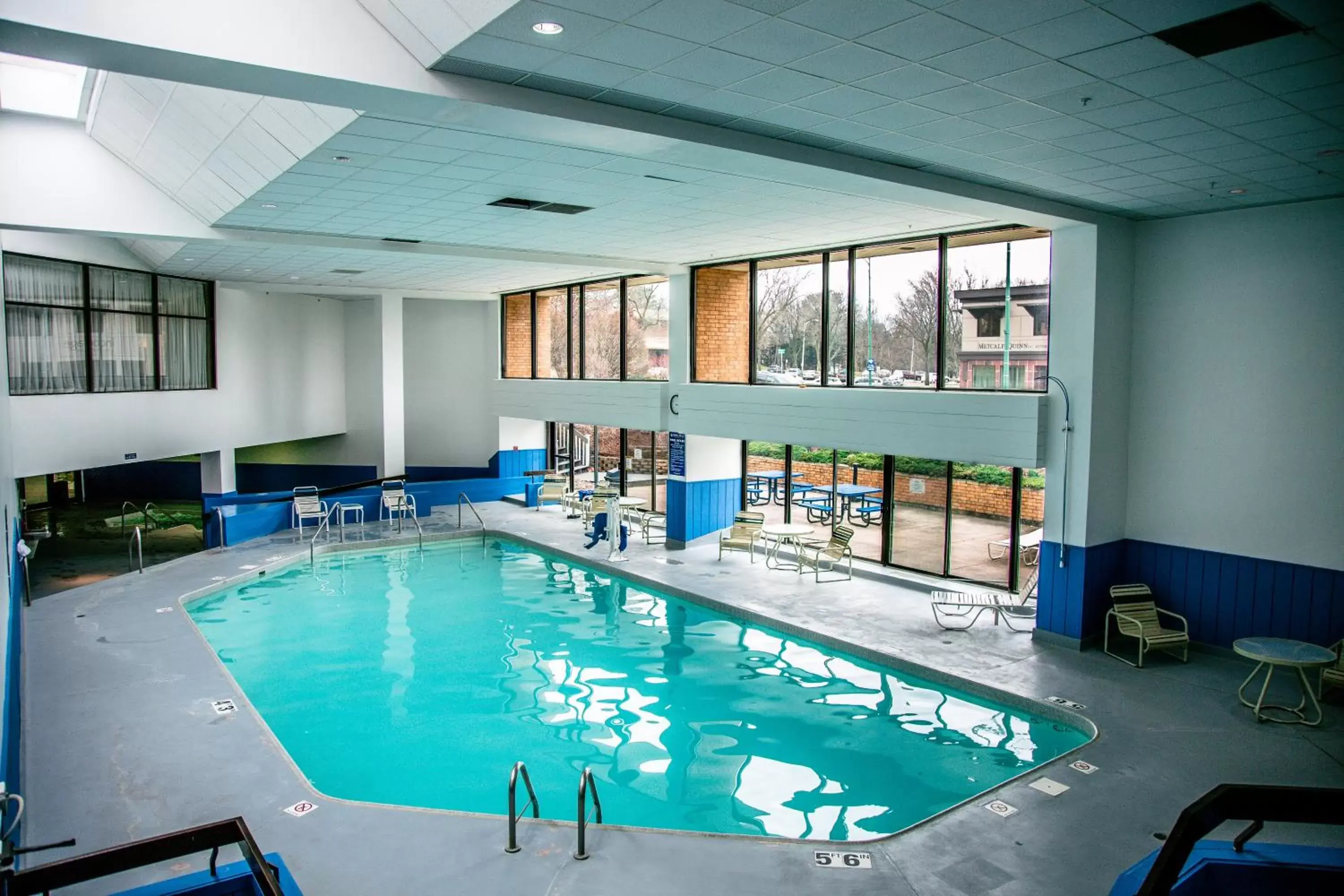 Swimming Pool in Hotel Mead and Conference Center