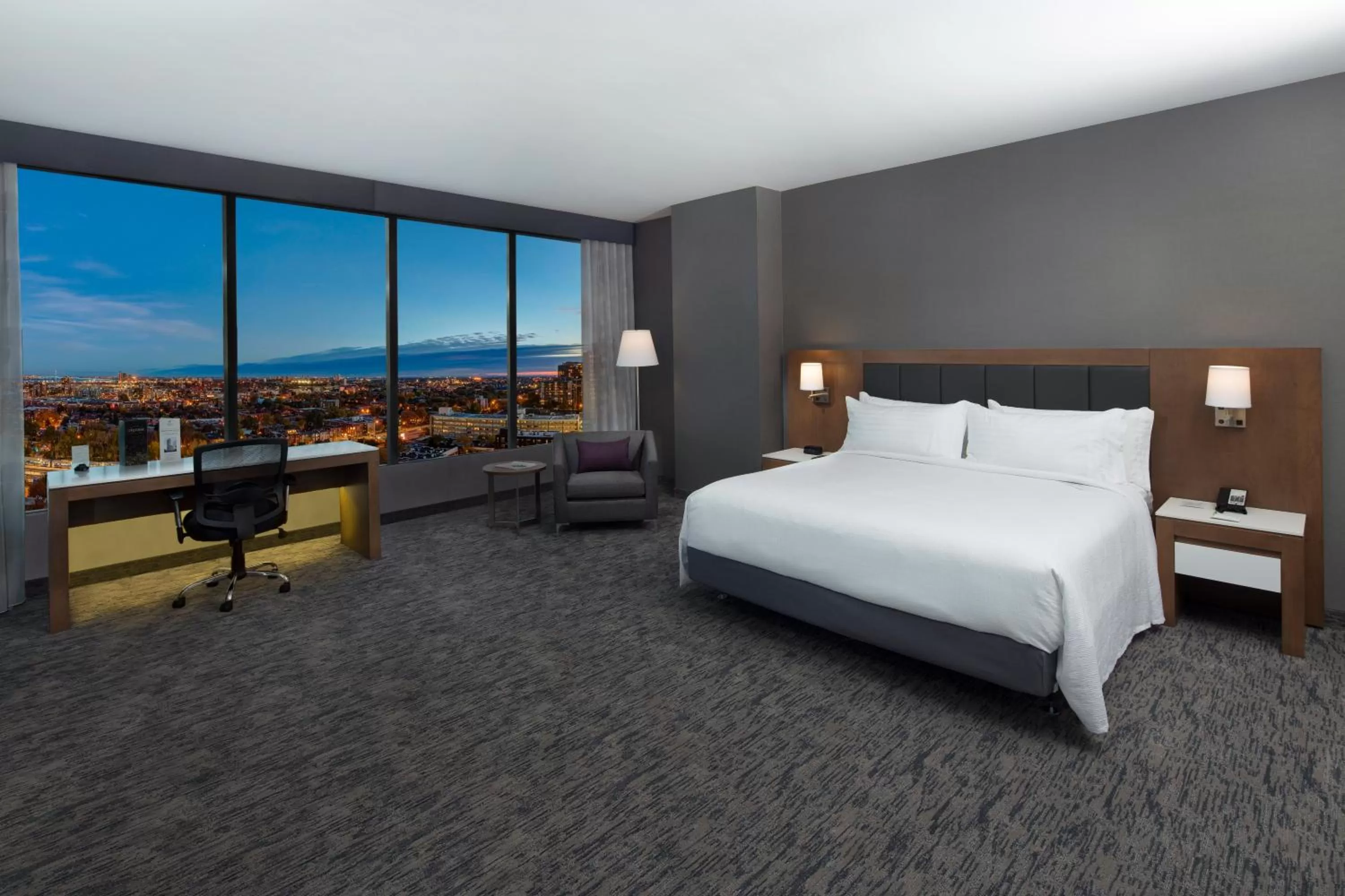 Bedroom, Bed in Holiday Inn Hotel & Suites - Montreal Centre-ville Ouest by IHG