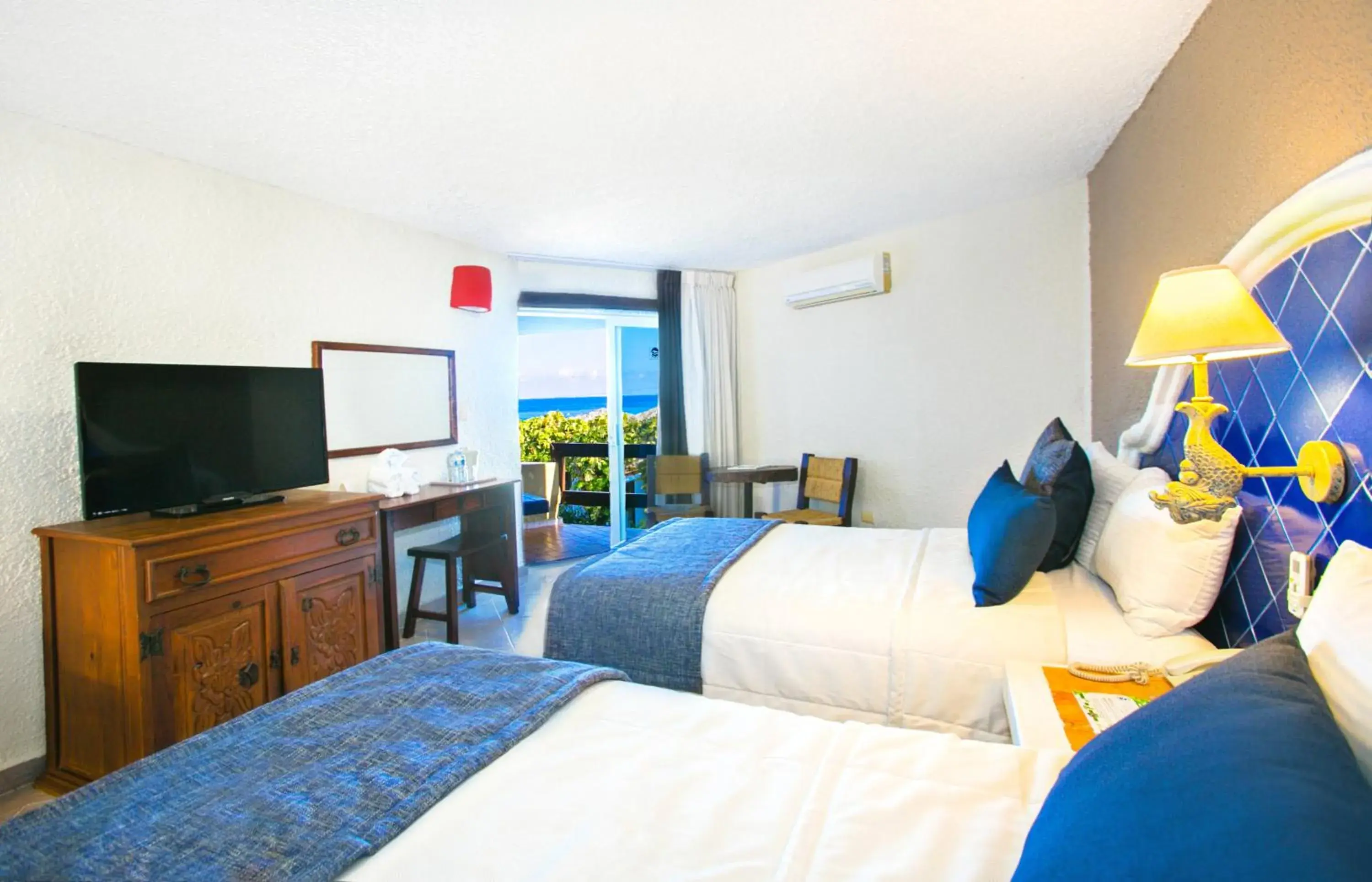 Bedroom, TV/Entertainment Center in Casa del Mar Cozumel Hotel & Dive Resort