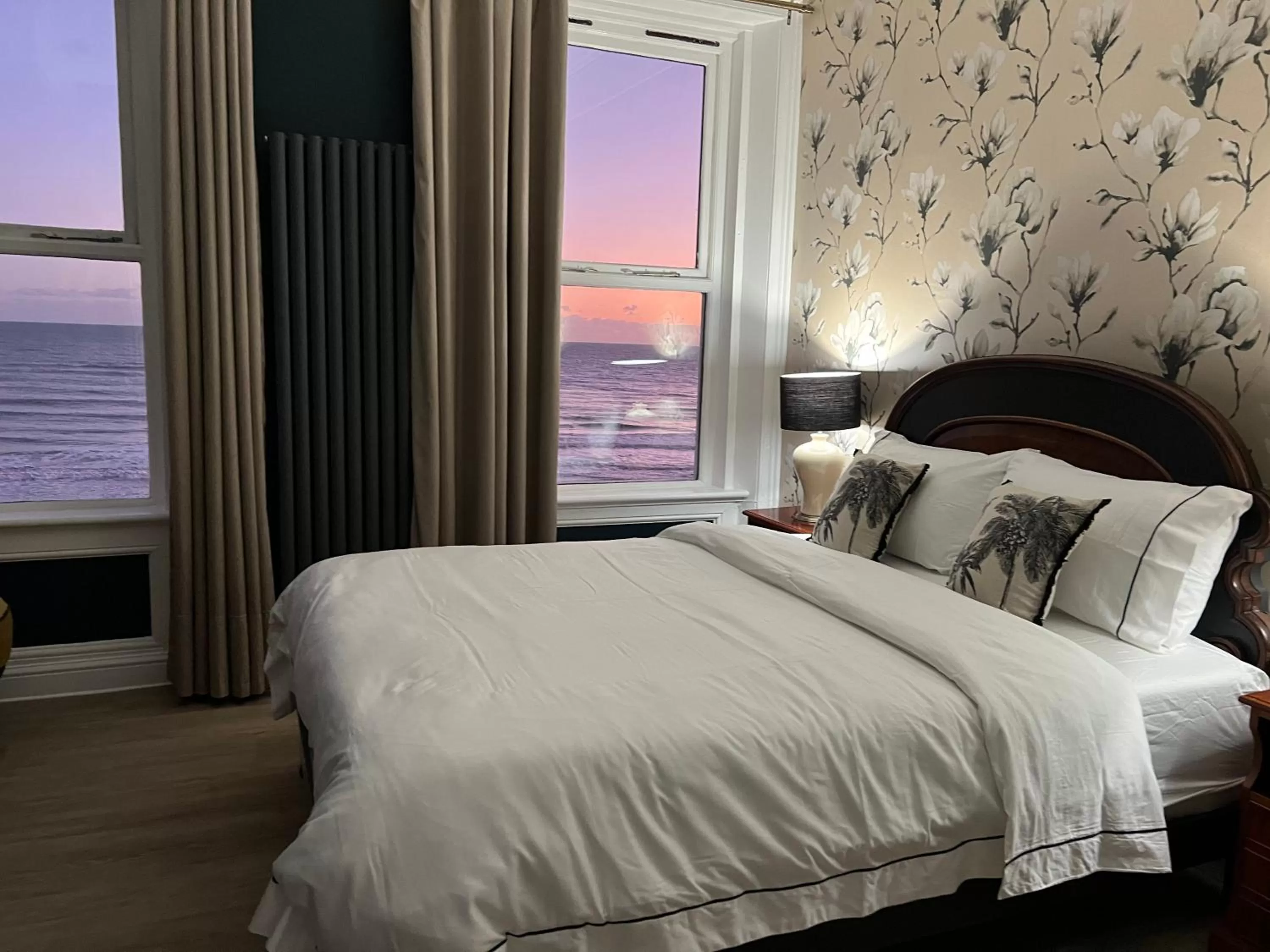 Bedroom, Bed in Astral Lodge