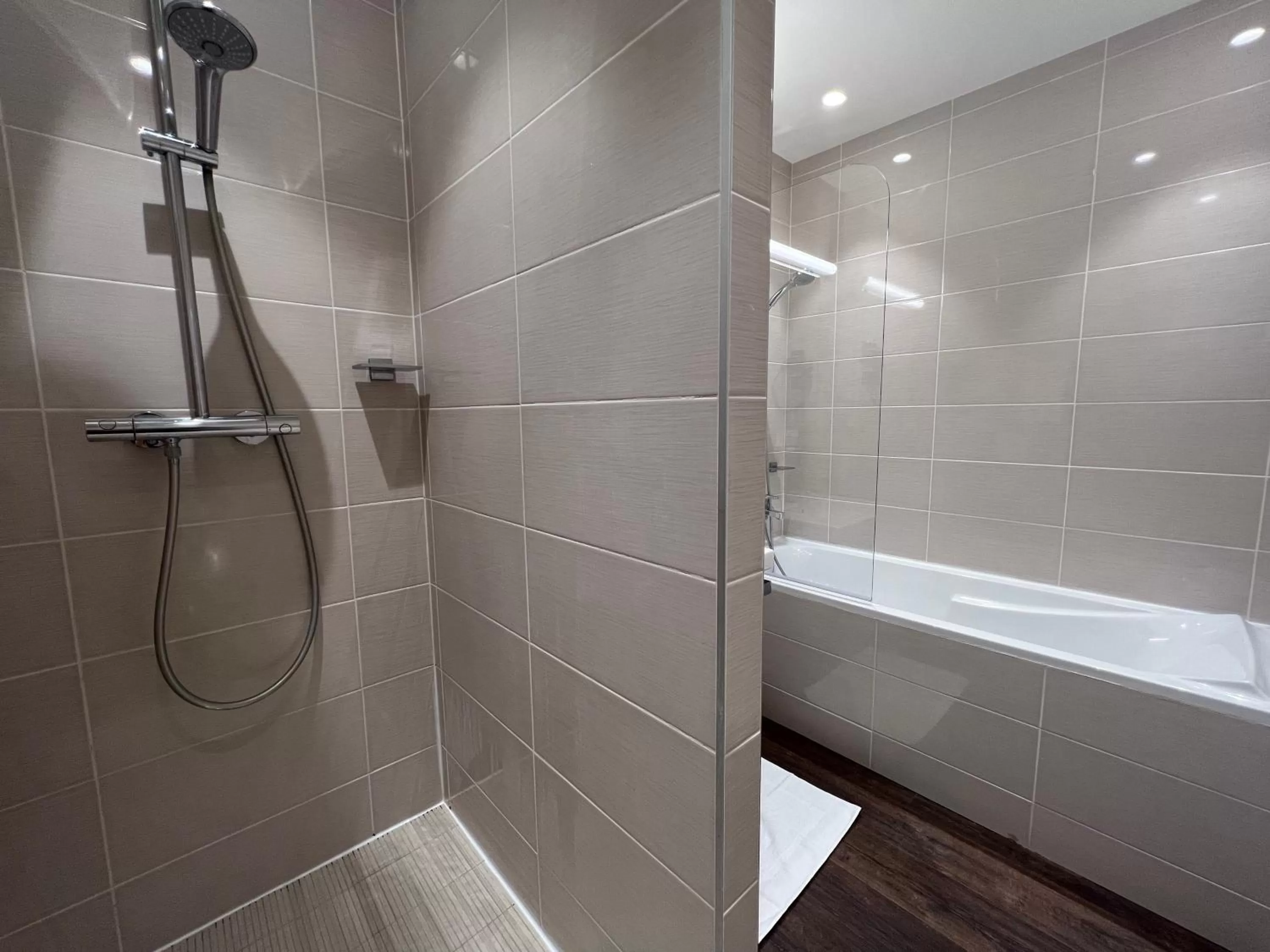 Shower in L'Échappée - Hôtel Casino Dieppe