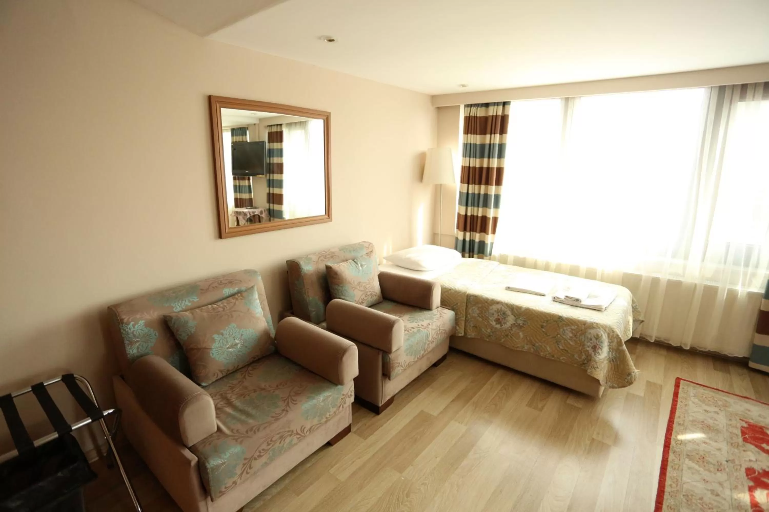 Seating area, Bed in Hotel Tashkonak Istanbul