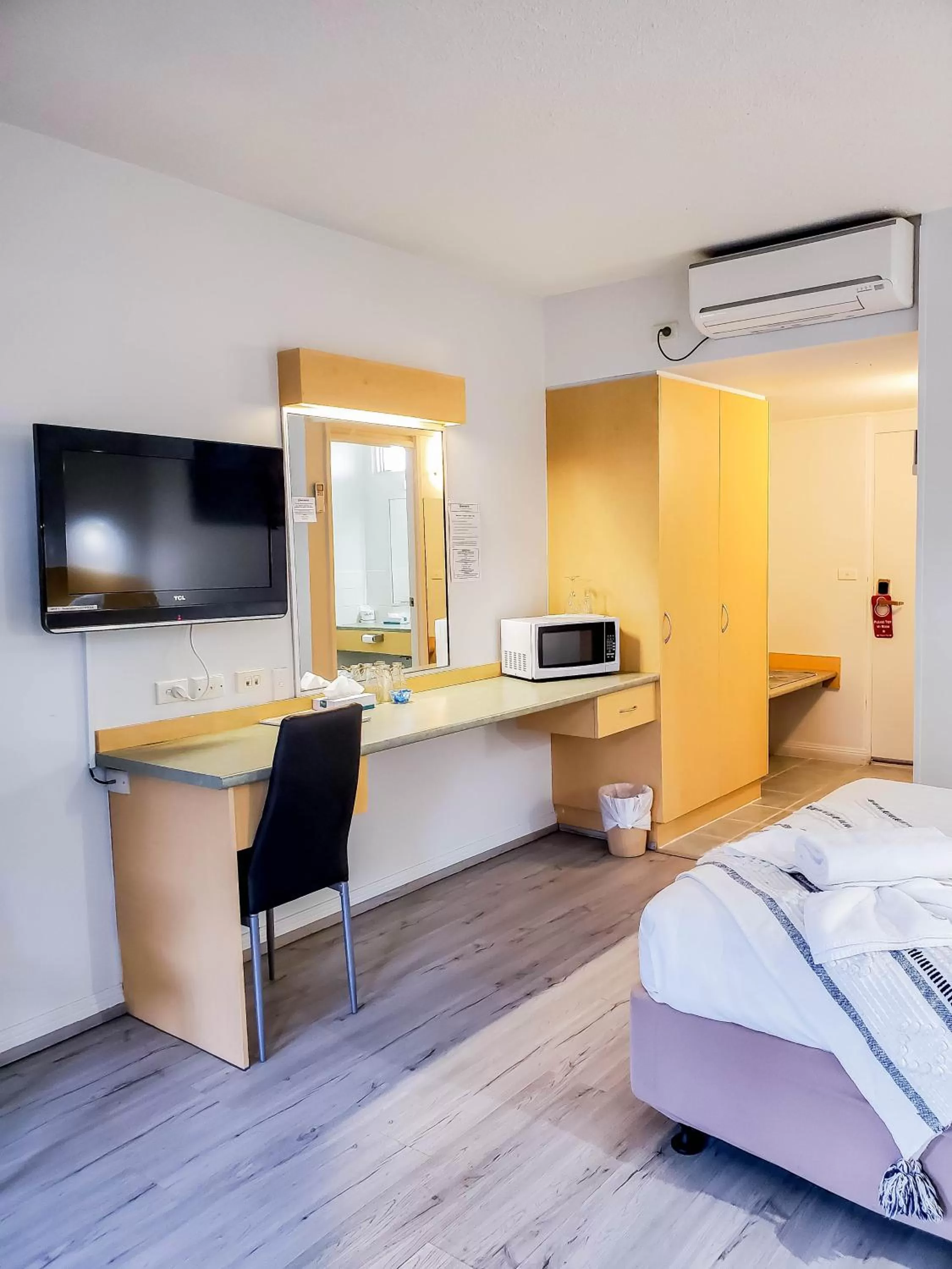 TV and multimedia, Bed in Sandors Motor Inn