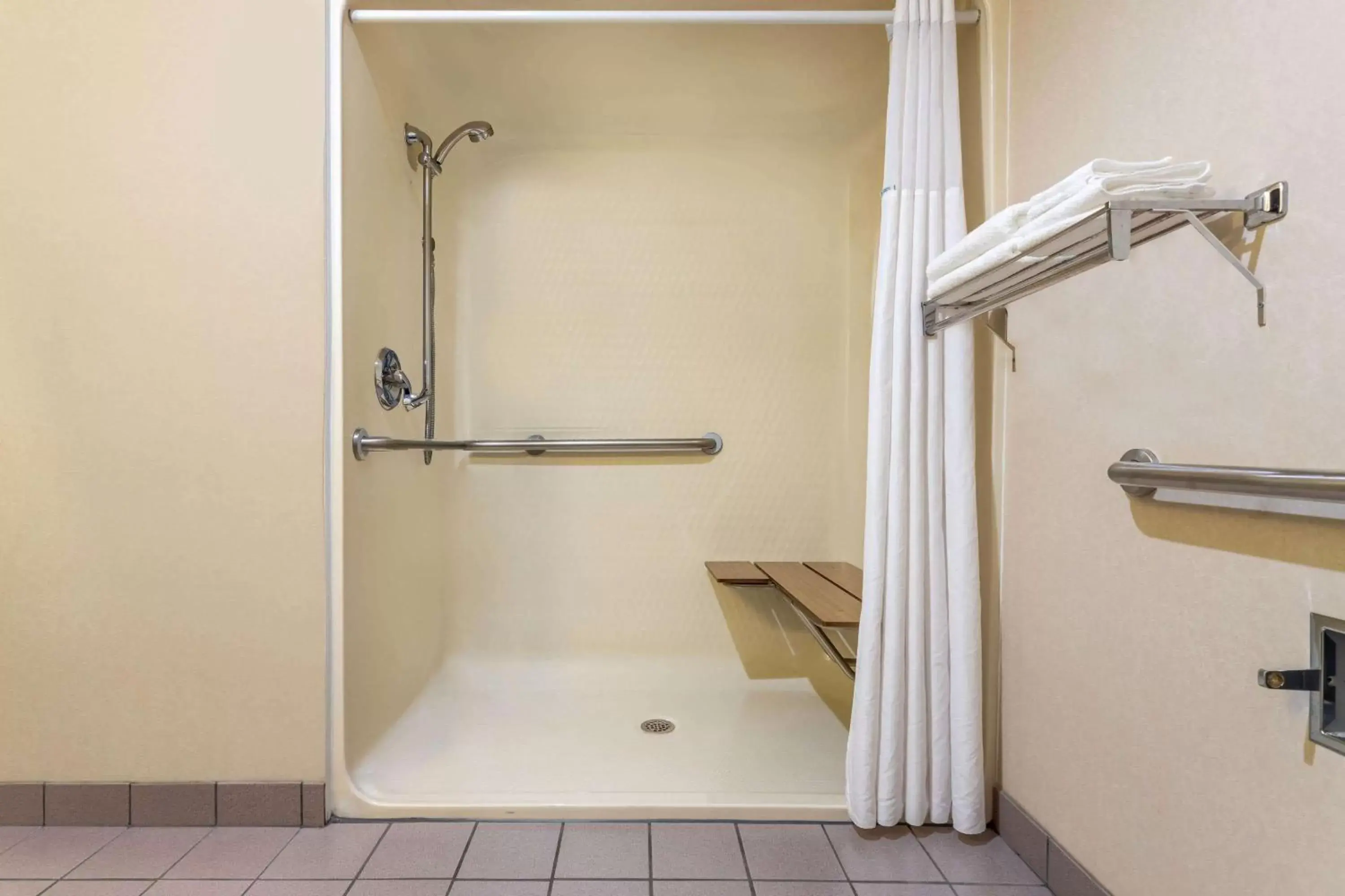 Shower, Bathroom in Super 8 by Wyndham Marysville/Port Huron Area