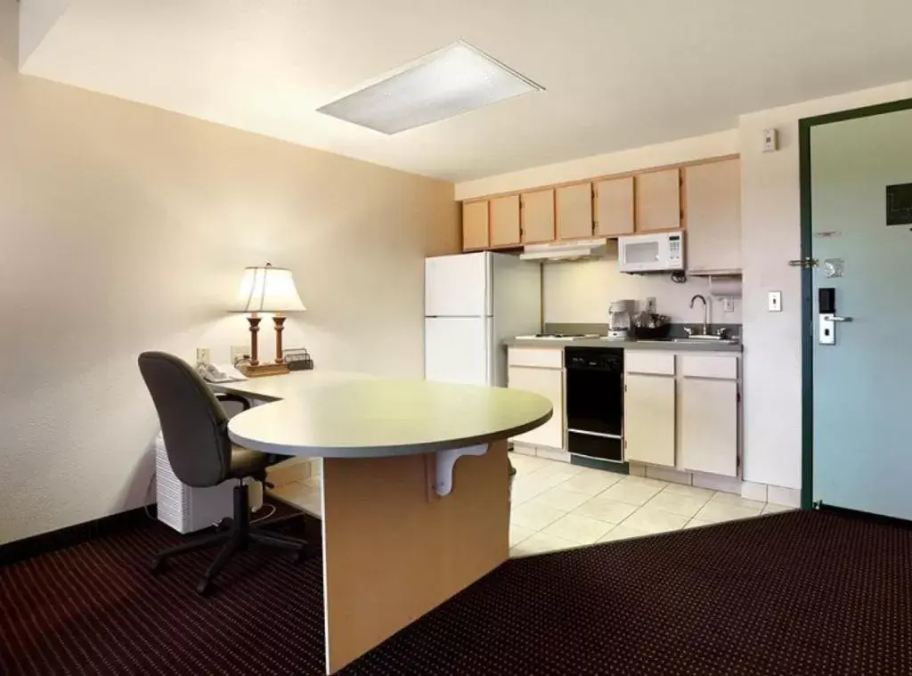Kitchen or kitchenette, Kitchen/Kitchenette in Allure Suites of Fort Myers