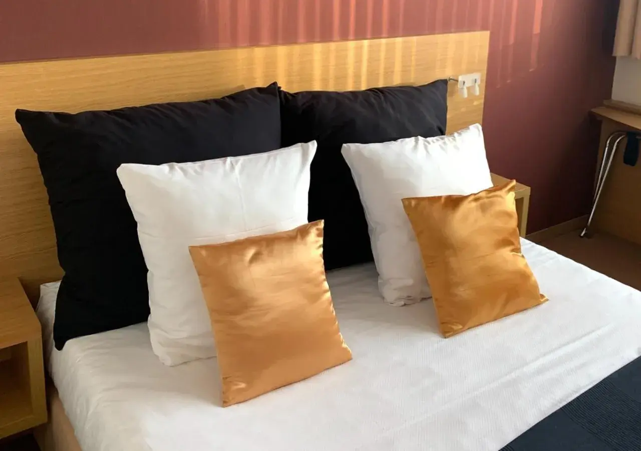 Property building, Bed in Axis Hotel