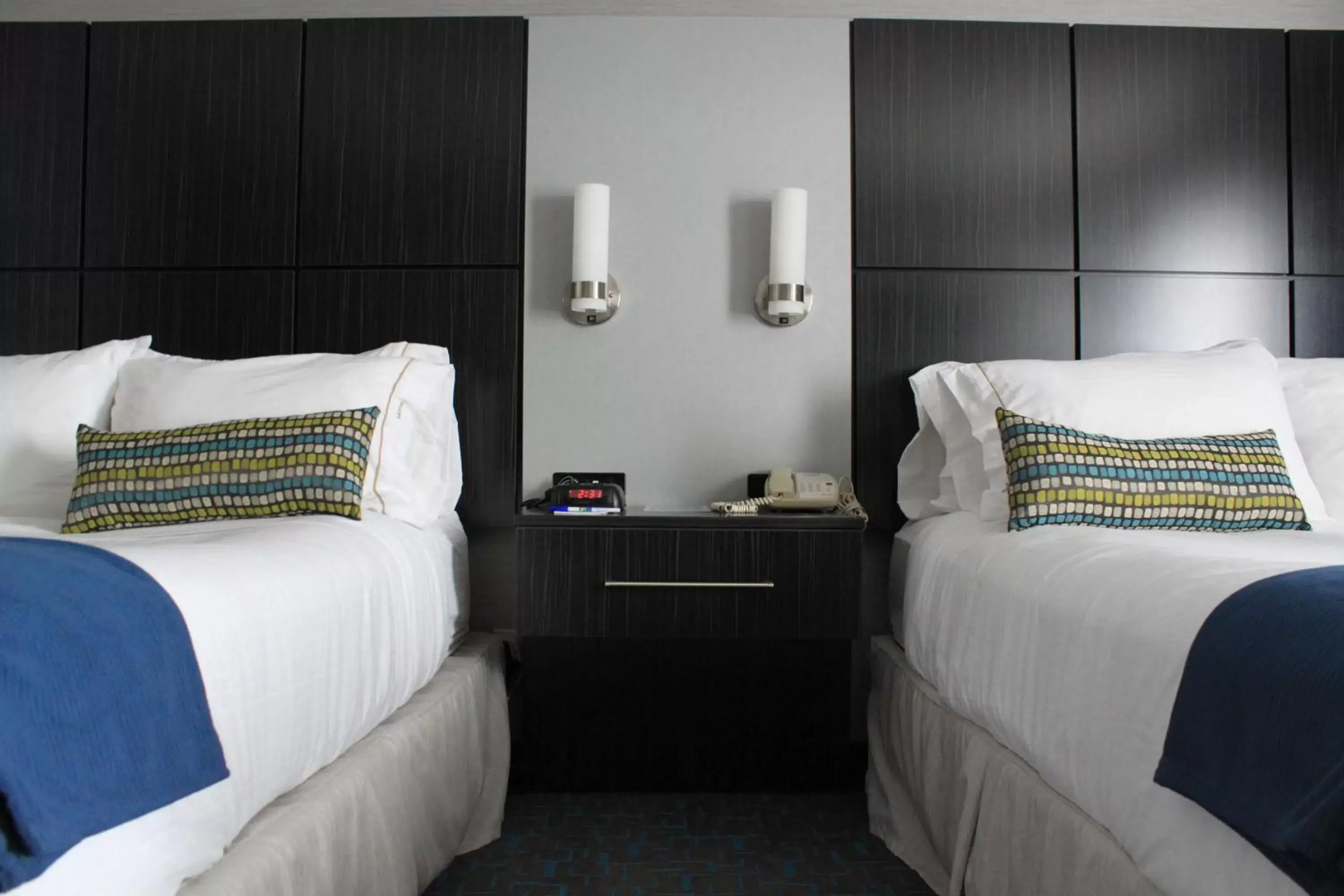Bedroom, Bed in Holiday Inn Express Janesville-I-90 & US Highway 14, an IHG Hotel