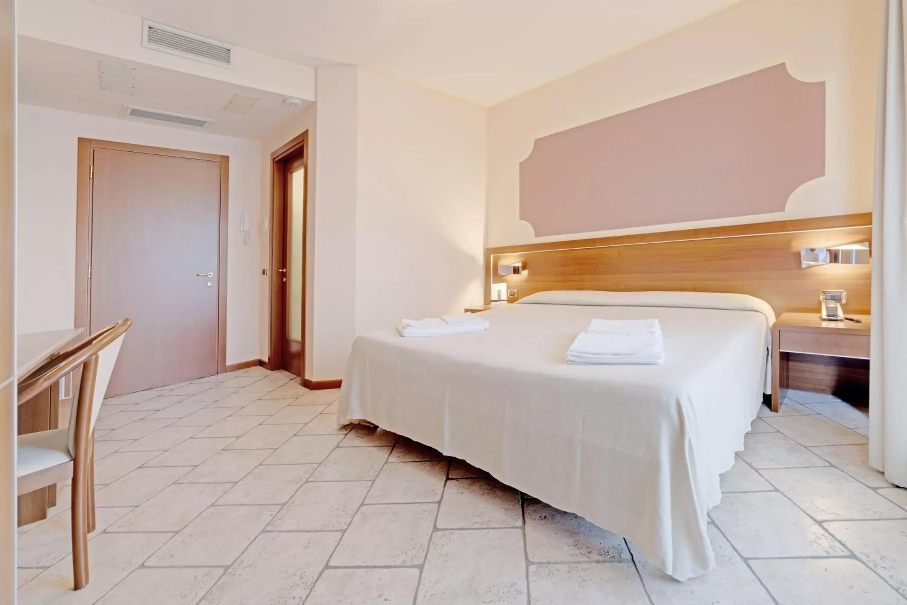 Bed, Bathroom in Hotel Grotto Bagat