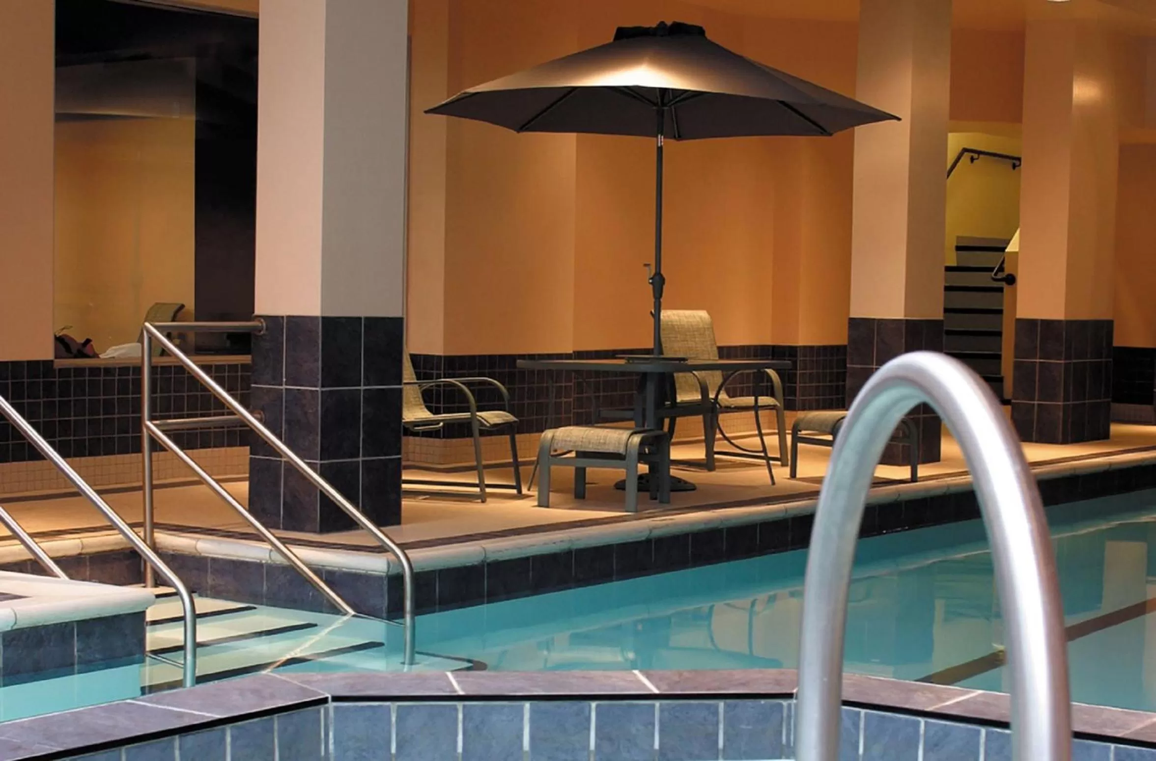 Swimming pool in Lord Elgin Hotel