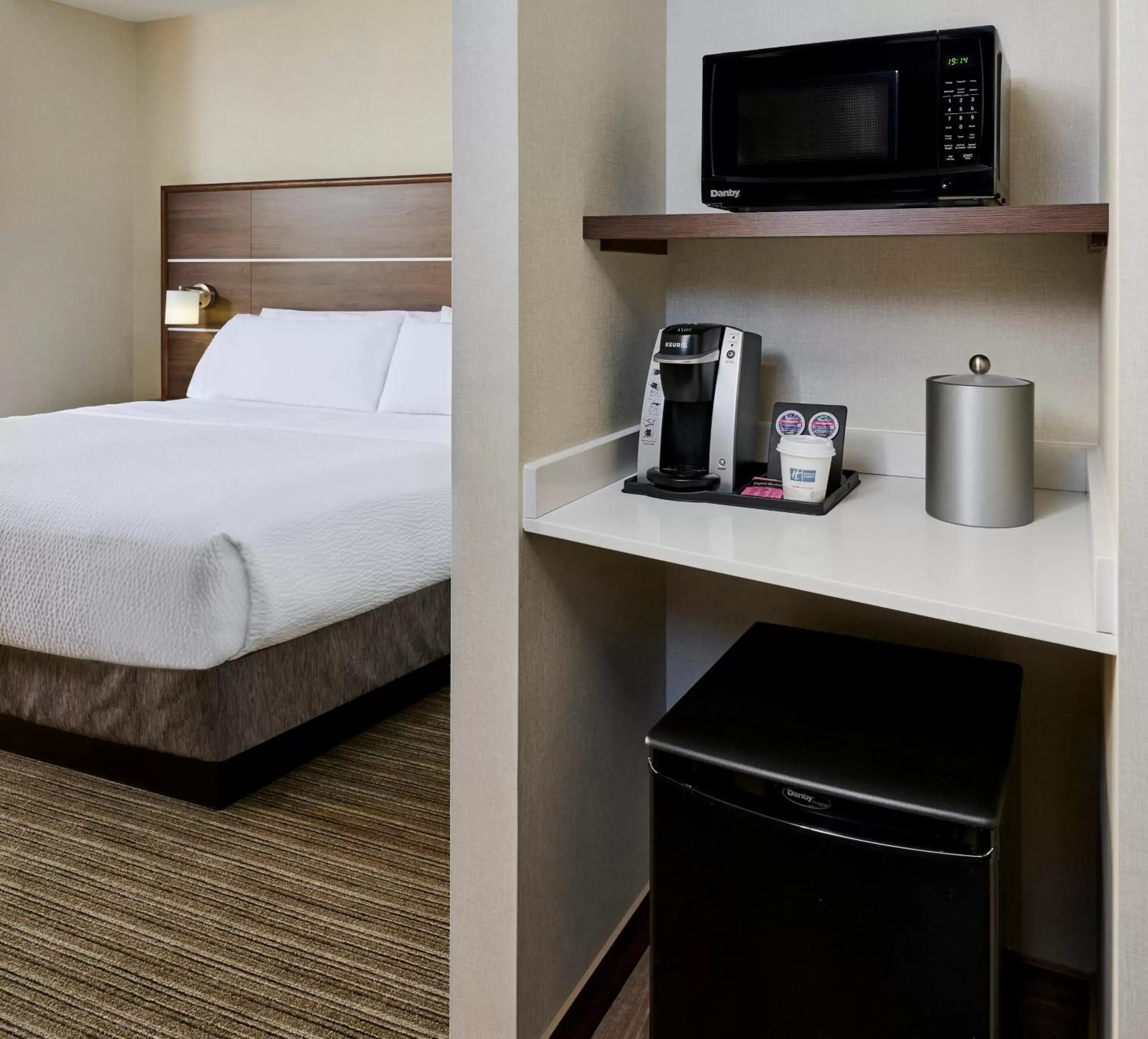 Photo of the whole room, TV/Entertainment Center in Holiday Inn Express & Suites - Brantford, an IHG Hotel